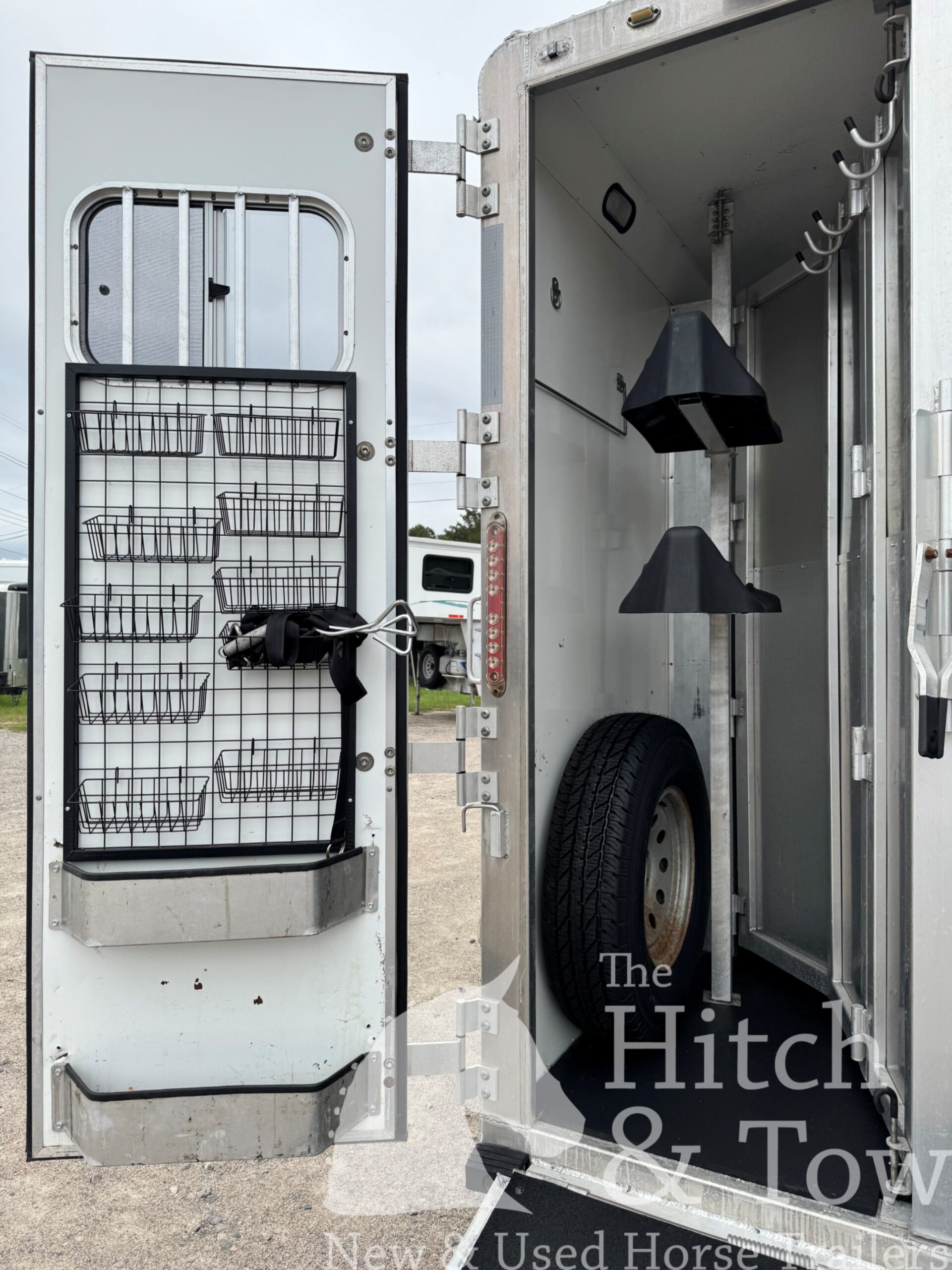 2008 LAKOTA 2 HORSE BUMPER PULL WITH 7′ LIVING QUARTERS $29,900