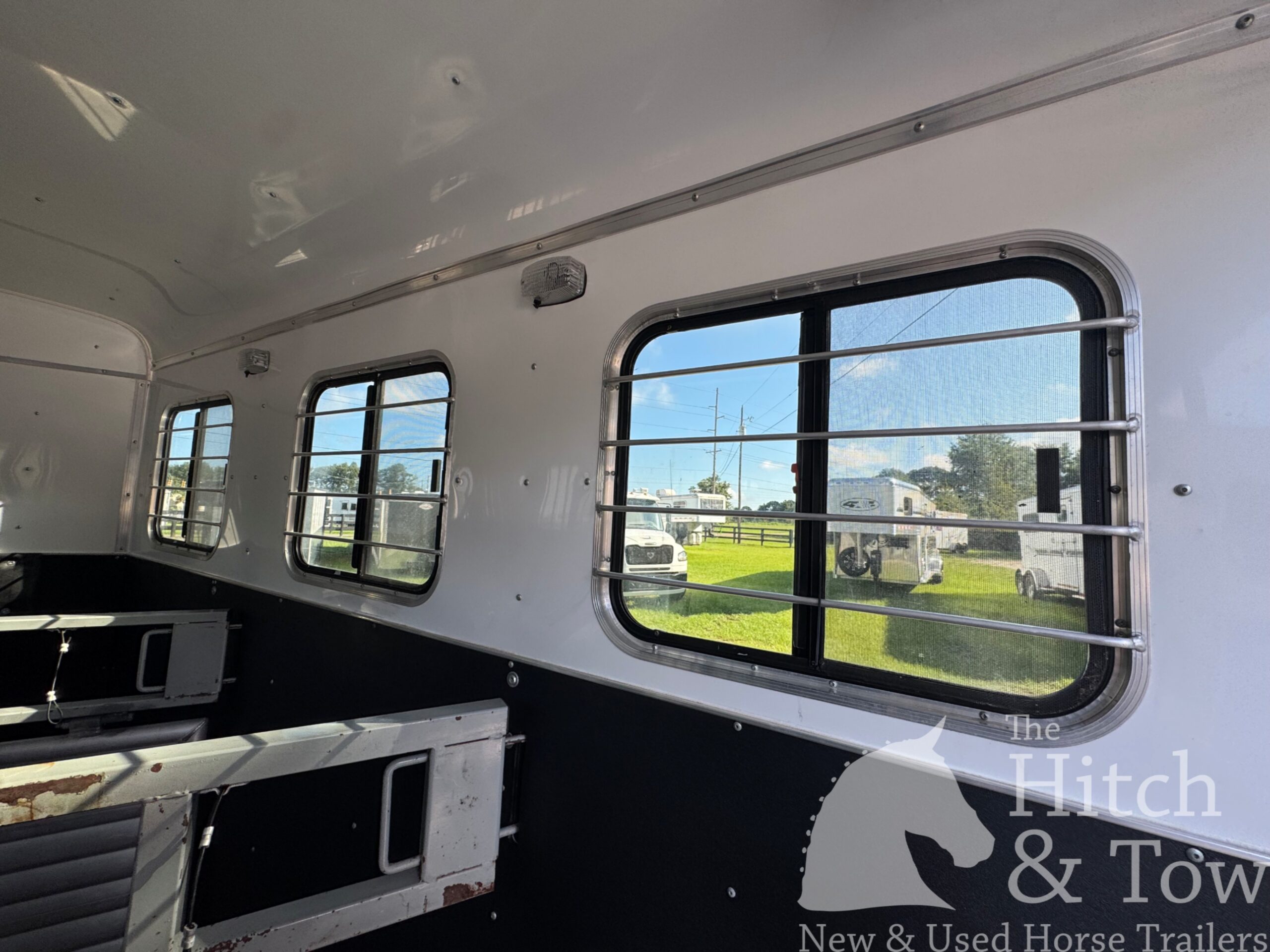 2011 HOMESTEADER 3 HORSE SLANT BUMPER PULL W/ DRESSING ROOM $12,900