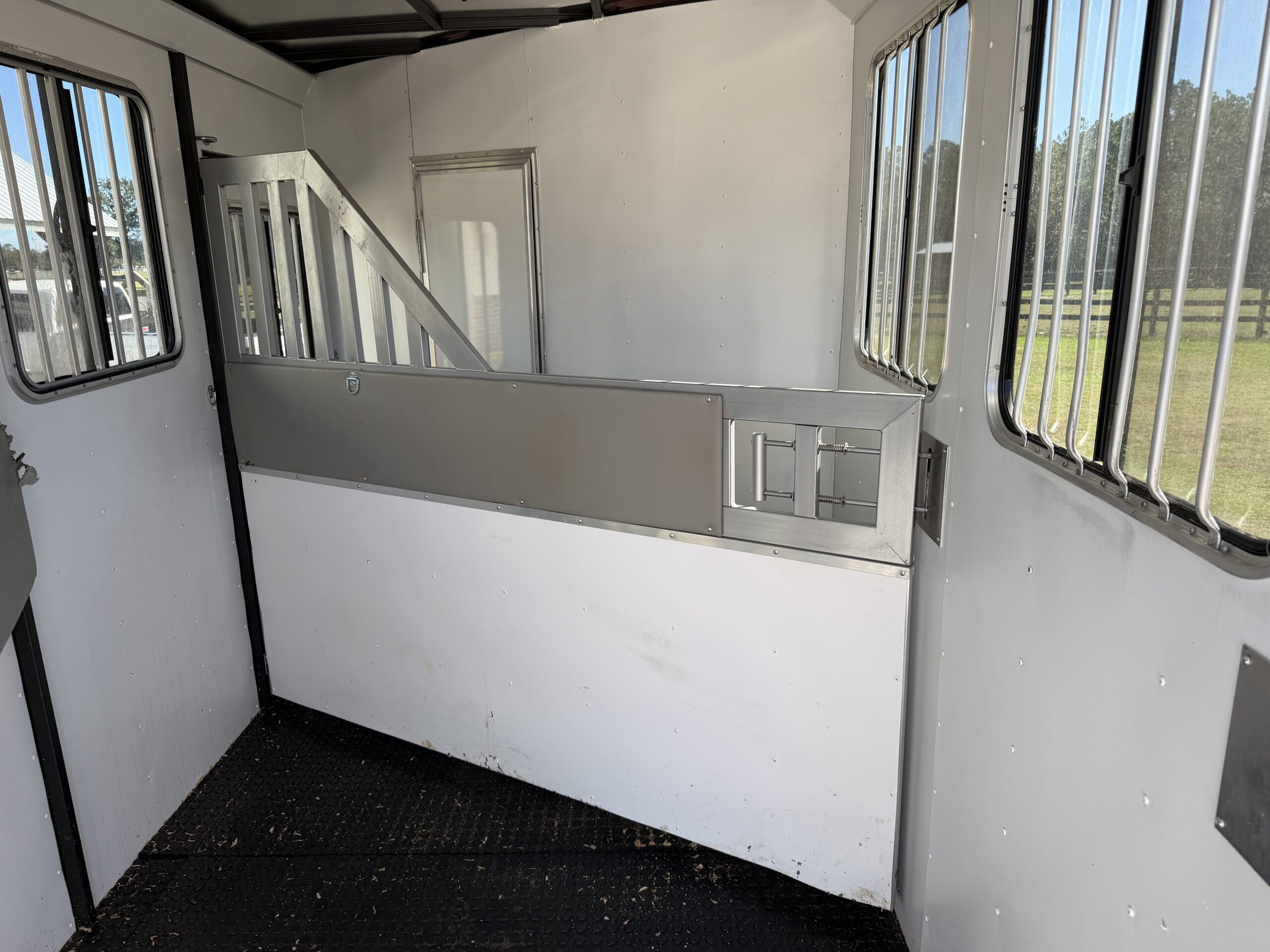 SLIGHTLY USED! 2025 DIXIE STAR 3 HORSE SLAT LOAD LIVING QUARTERS TRAILER! $44,000
