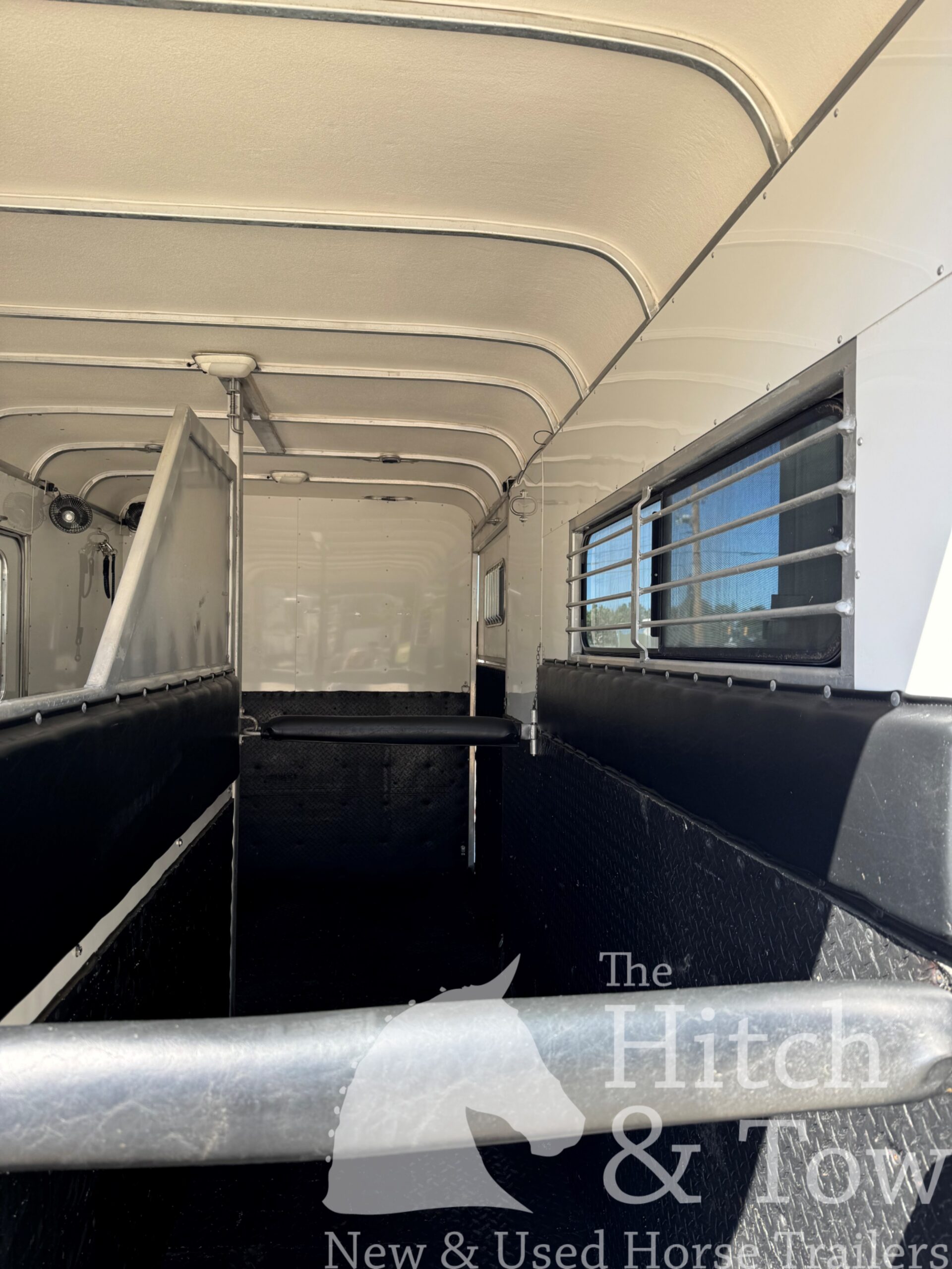 2009 GORE 2 HORSE GOOSENECK W/ SIDE RAMP, HYDRAULIC JACK, ETC! $19,900