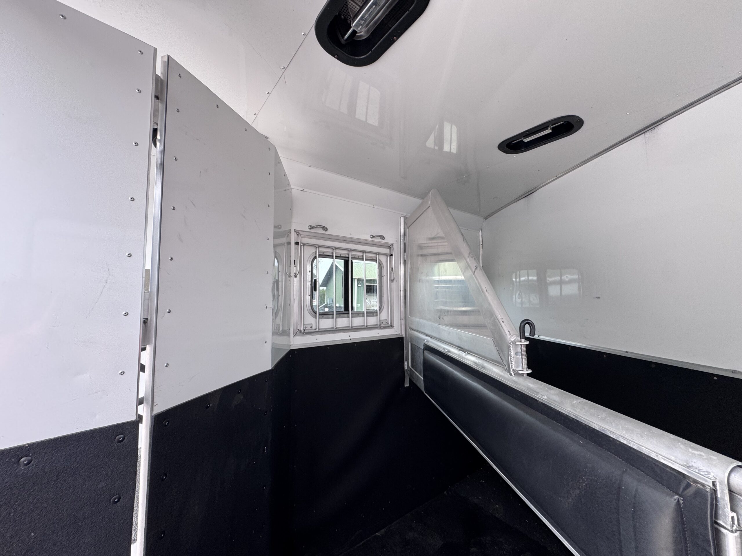 2014 LAKOTA 2 HORSE BUMPER PULL WITH LIVING QUARTERS $35,500