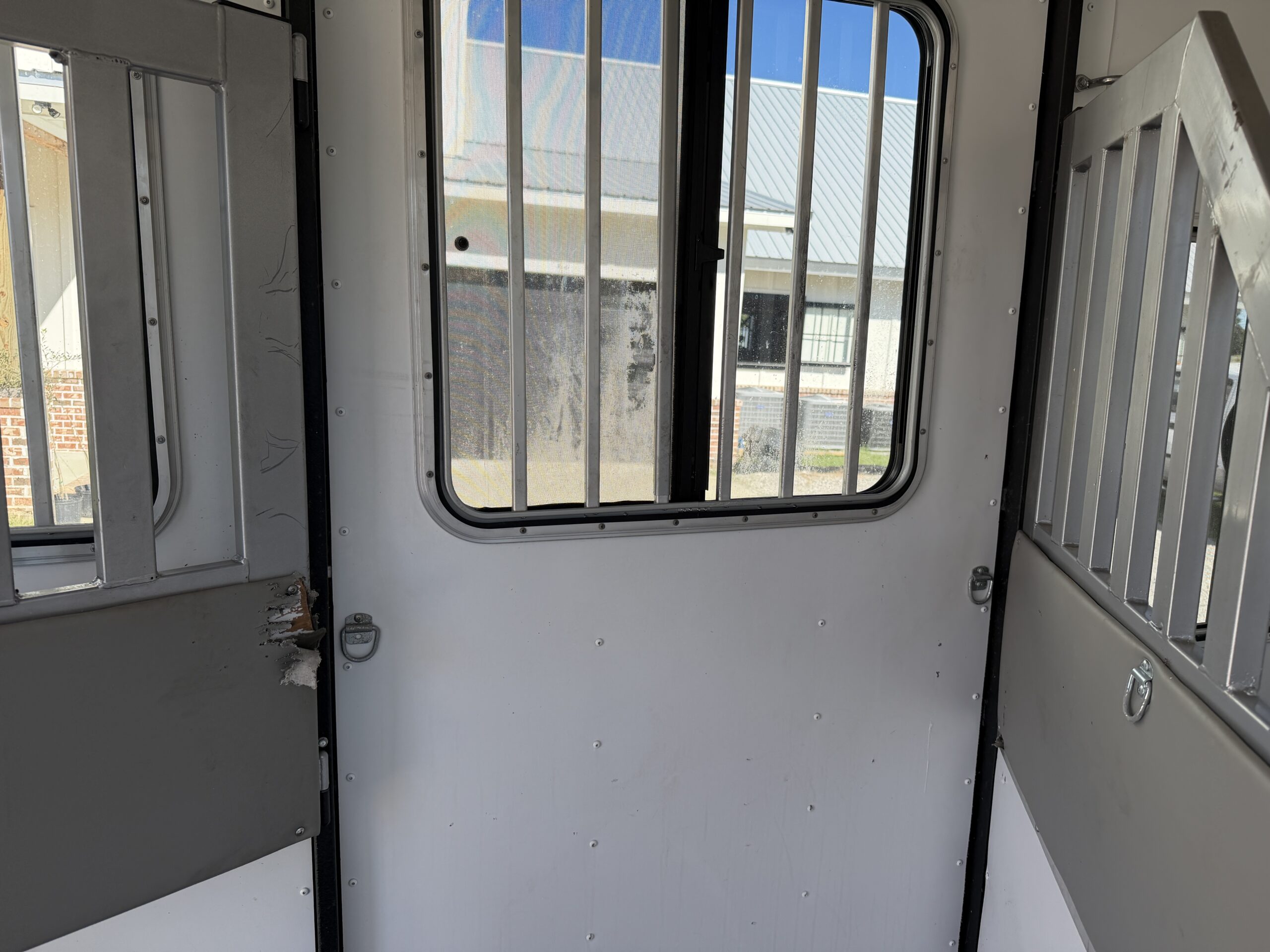 SLIGHTLY USED! 2025 DIXIE STAR 3 HORSE SLAT LOAD LIVING QUARTERS TRAILER! $44,000