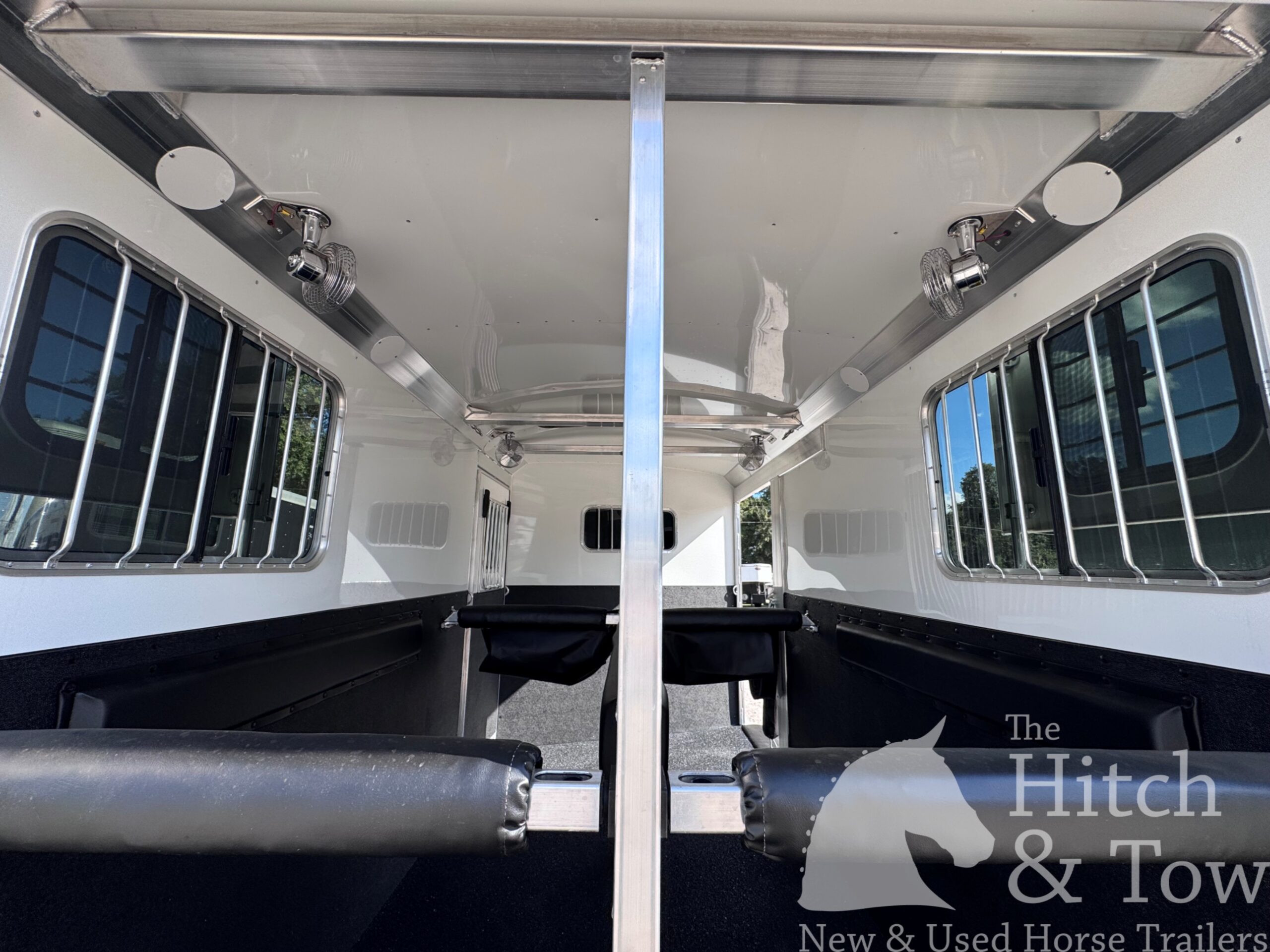 LIGHTLY USED~ 2026 4 STAR 2 HORSE STRAIGHT LOAD BUMPER PULL W/ SIDE RAMP! $42,900
