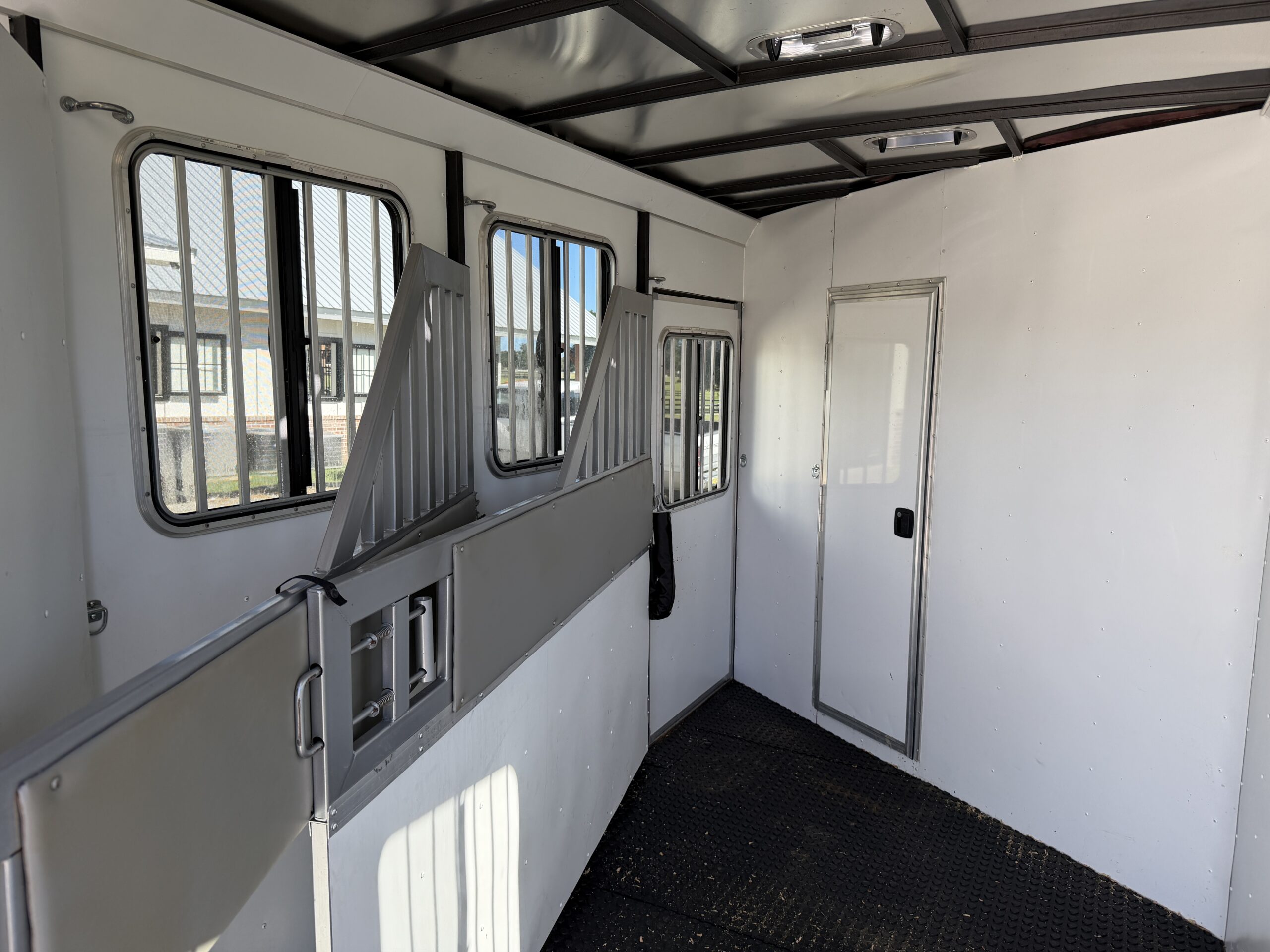 SLIGHTLY USED! 2025 DIXIE STAR 3 HORSE SLAT LOAD LIVING QUARTERS TRAILER! $44,000