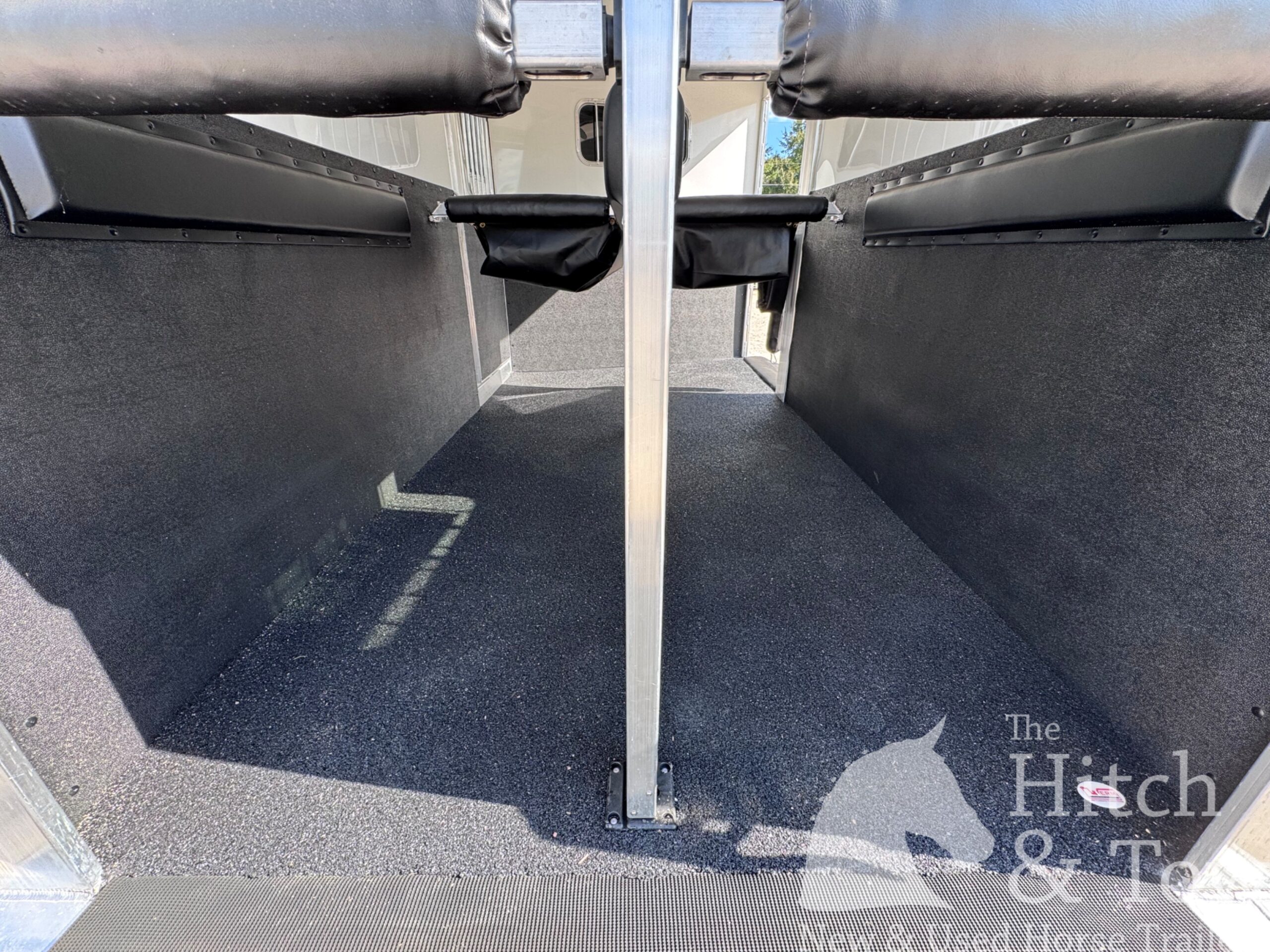 LIGHTLY USED~ 2026 4 STAR 2 HORSE STRAIGHT LOAD BUMPER PULL W/ SIDE RAMP! $42,900