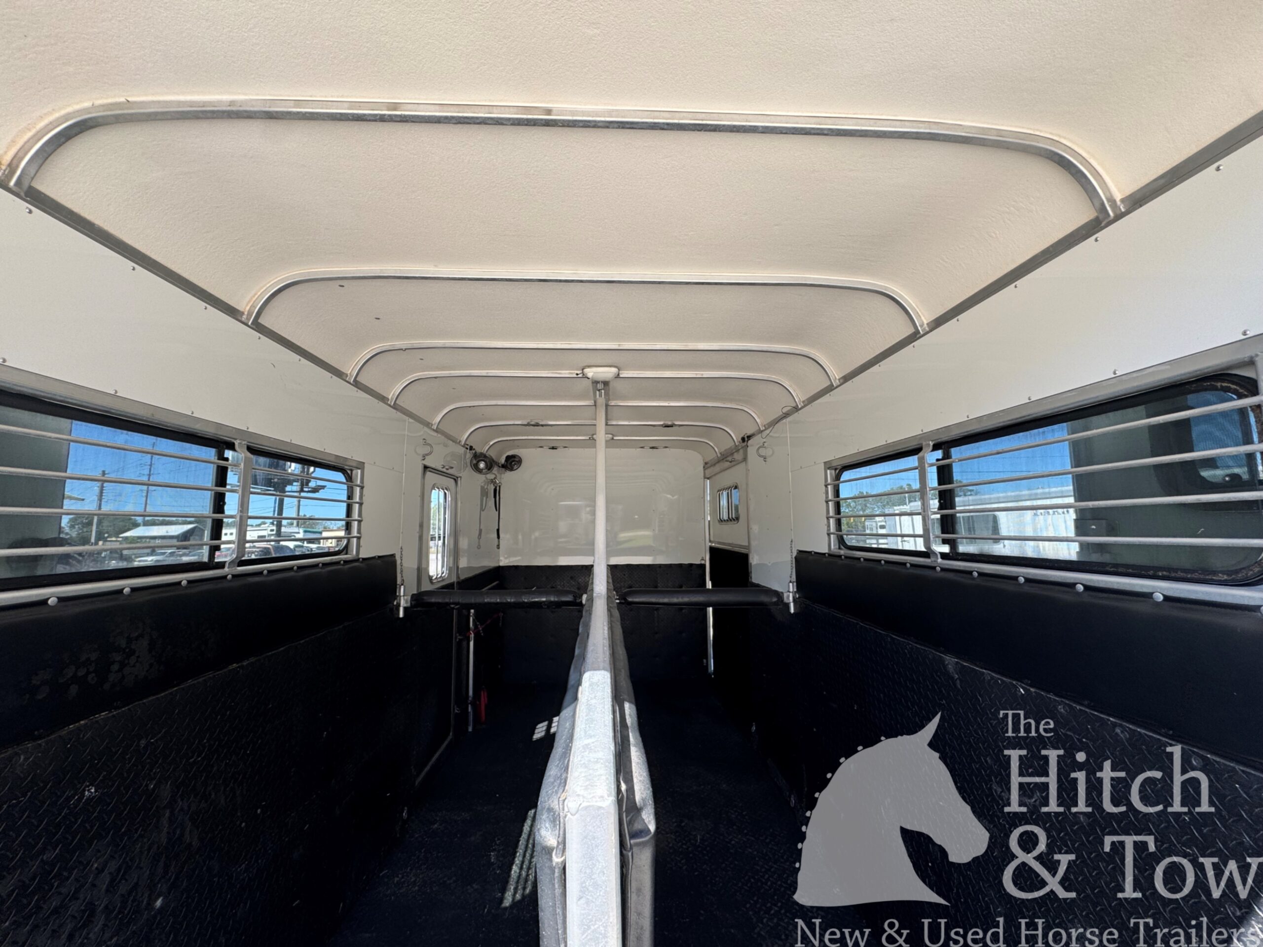 2009 GORE 2 HORSE GOOSENECK W/ SIDE RAMP, HYDRAULIC JACK, ETC! $19,900