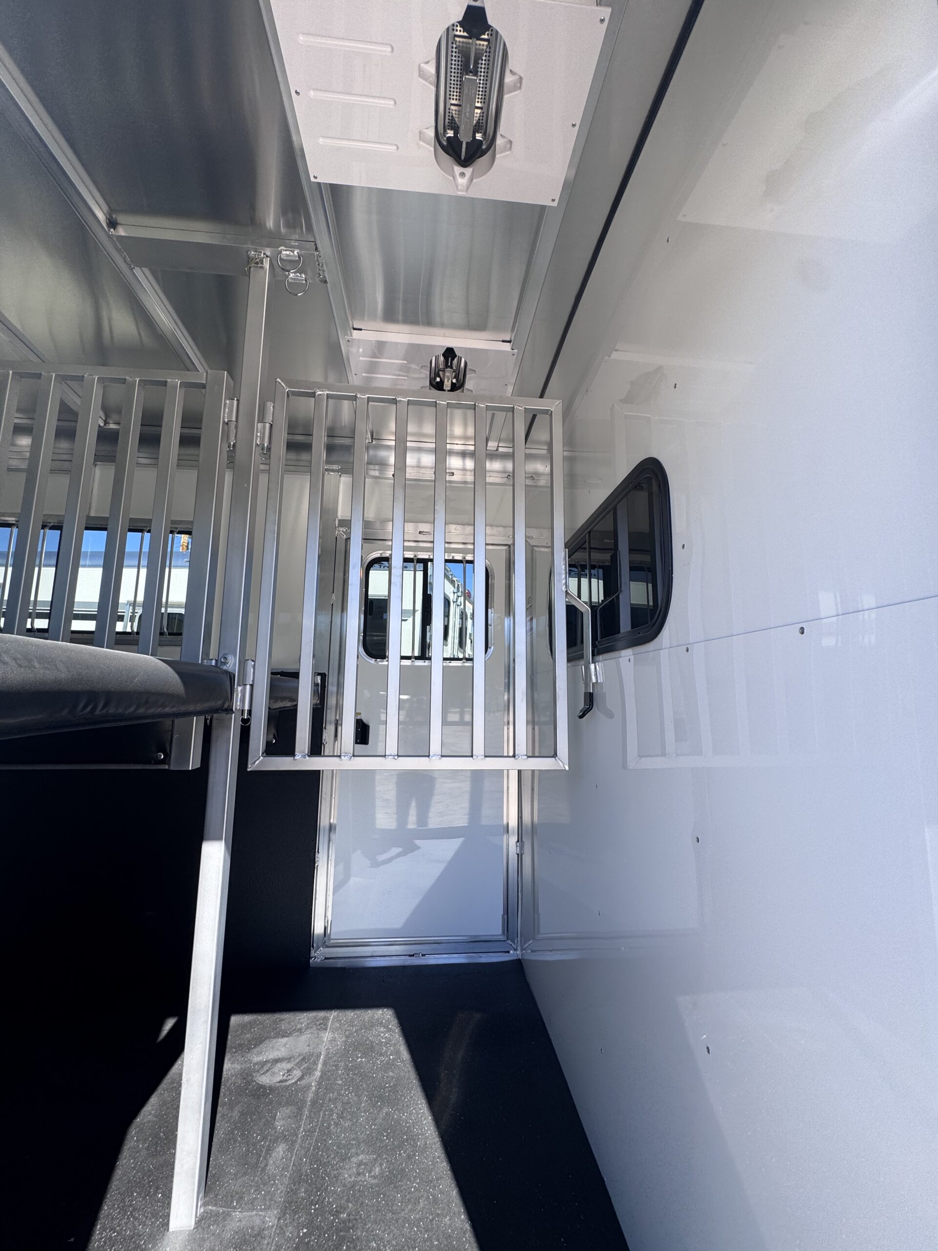 2027 SUNDOWNER CHARTER SE BUMPER PULL 2 HORSE STRAIGHT LOAD w/ GREAT FEATURES! $26,500