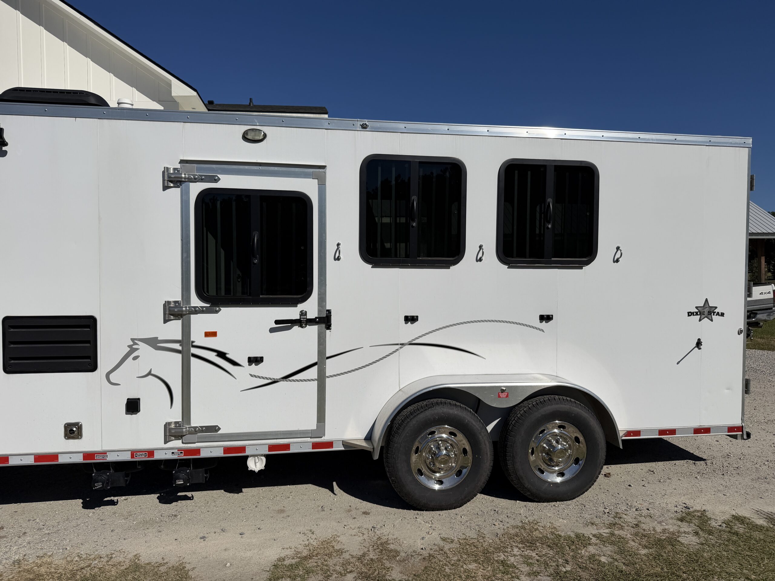 SLIGHTLY USED! 2025 DIXIE STAR 3 HORSE SLAT LOAD LIVING QUARTERS TRAILER! $44,000