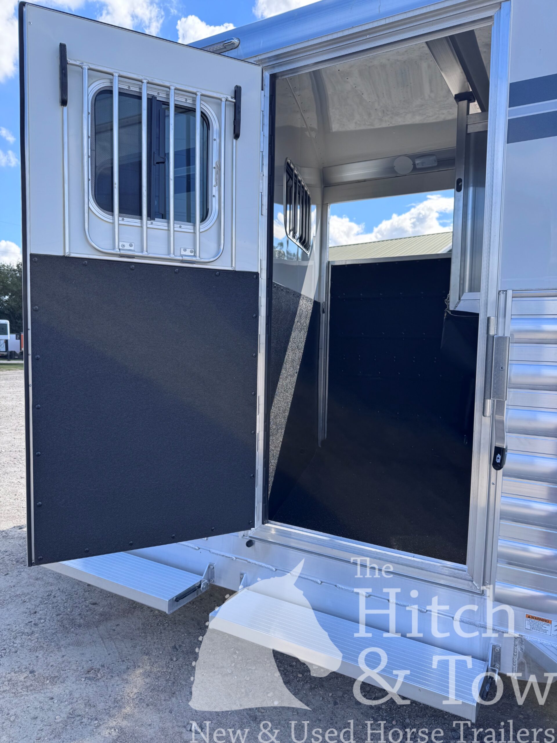 LIGHTLY USED~ 2026 4 STAR 2 HORSE STRAIGHT LOAD BUMPER PULL W/ SIDE RAMP! $42,900