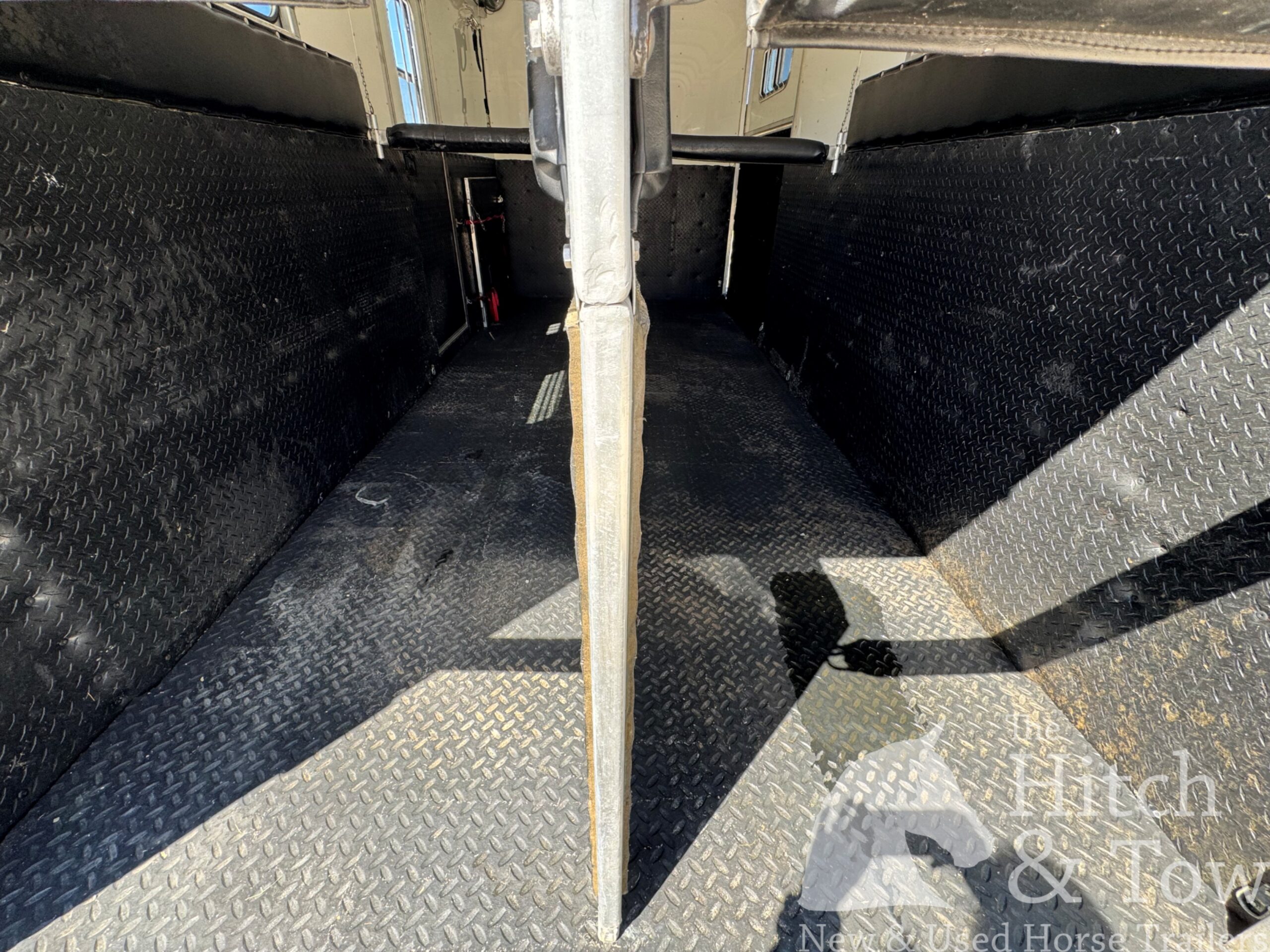 2009 GORE 2 HORSE GOOSENECK W/ SIDE RAMP, HYDRAULIC JACK, ETC! $19,900