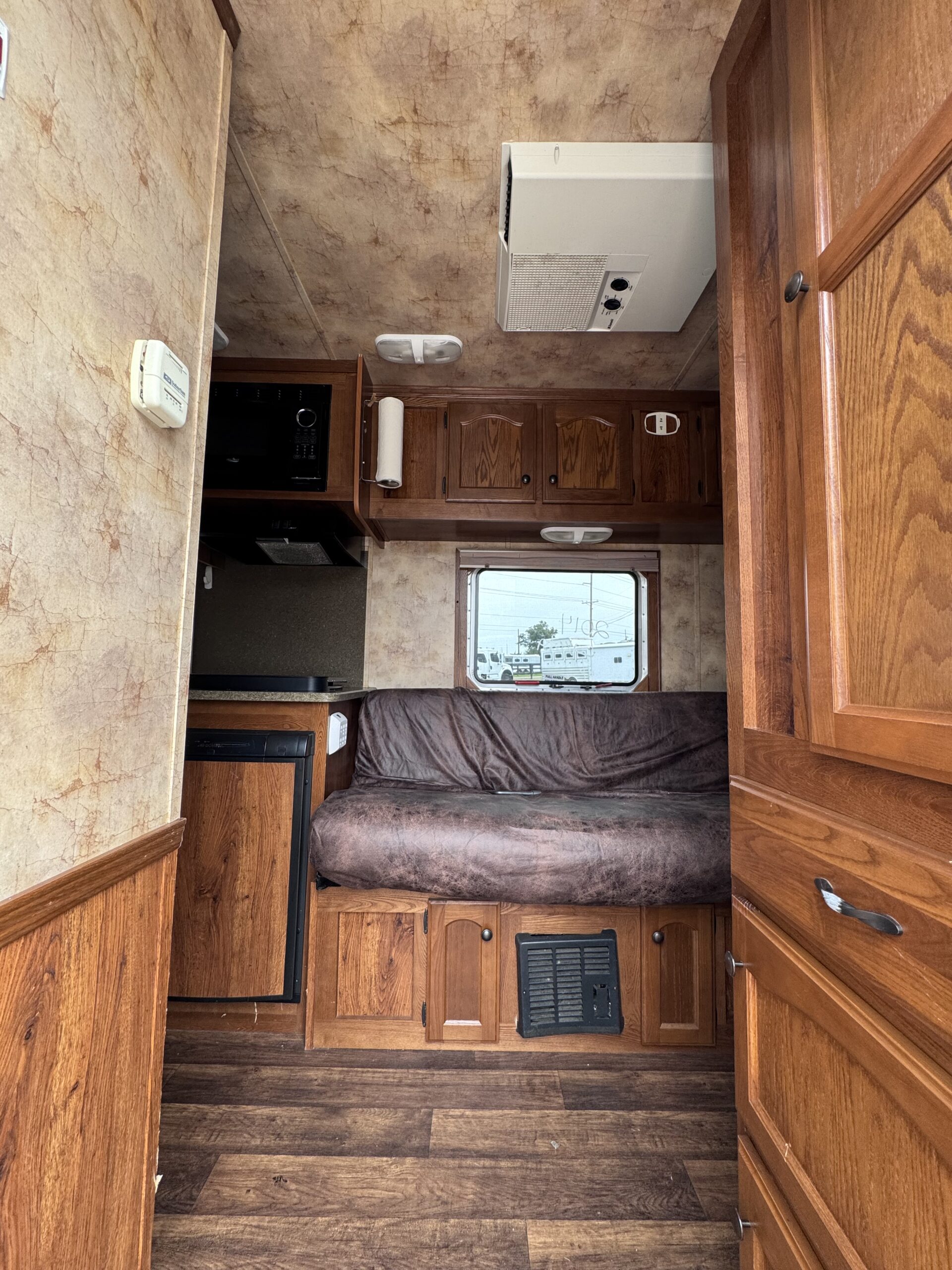 2014 LAKOTA 2 HORSE BUMPER PULL WITH LIVING QUARTERS $35,500
