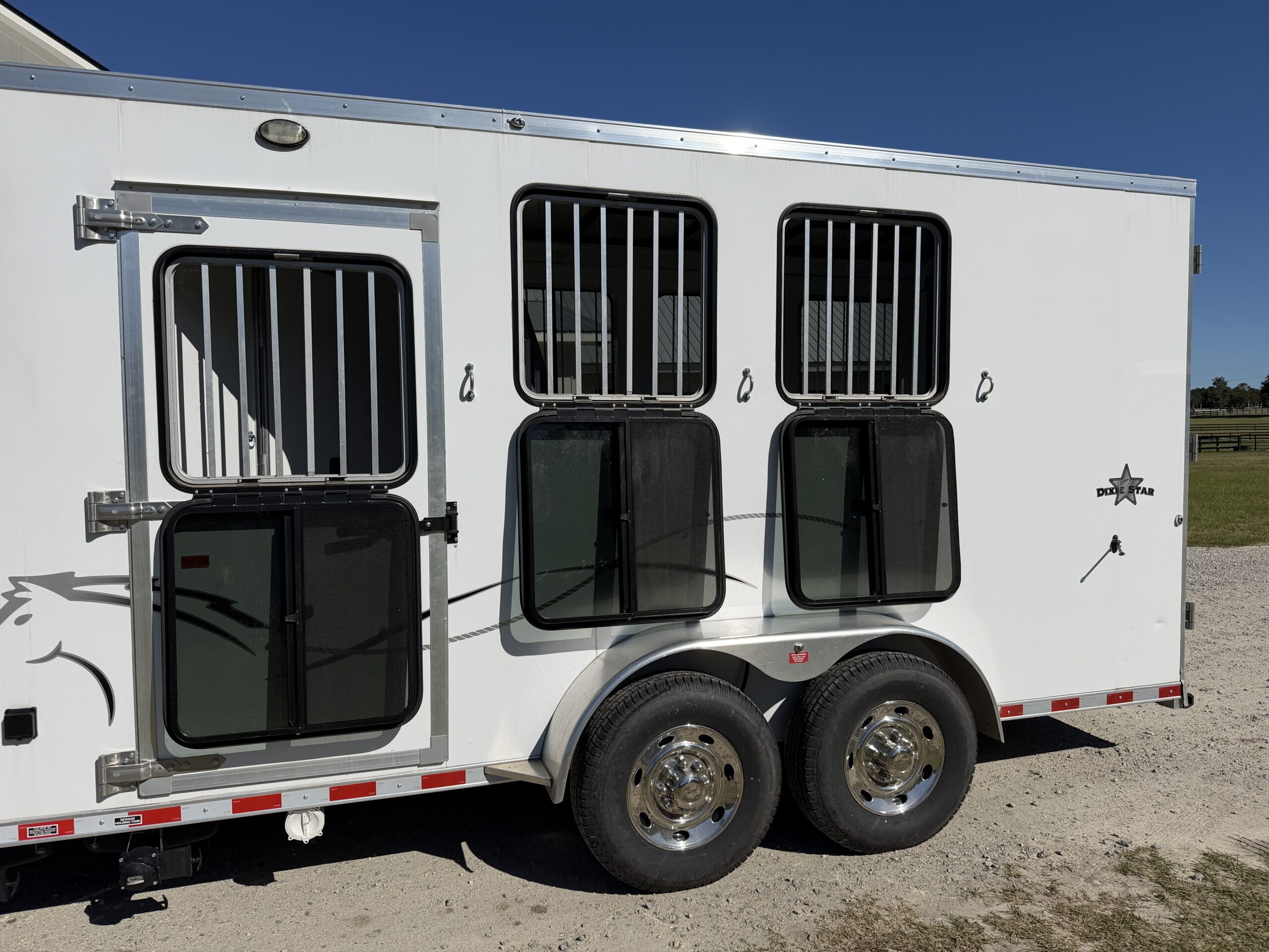 SLIGHTLY USED! 2025 DIXIE STAR 3 HORSE SLAT LOAD LIVING QUARTERS TRAILER! $44,000