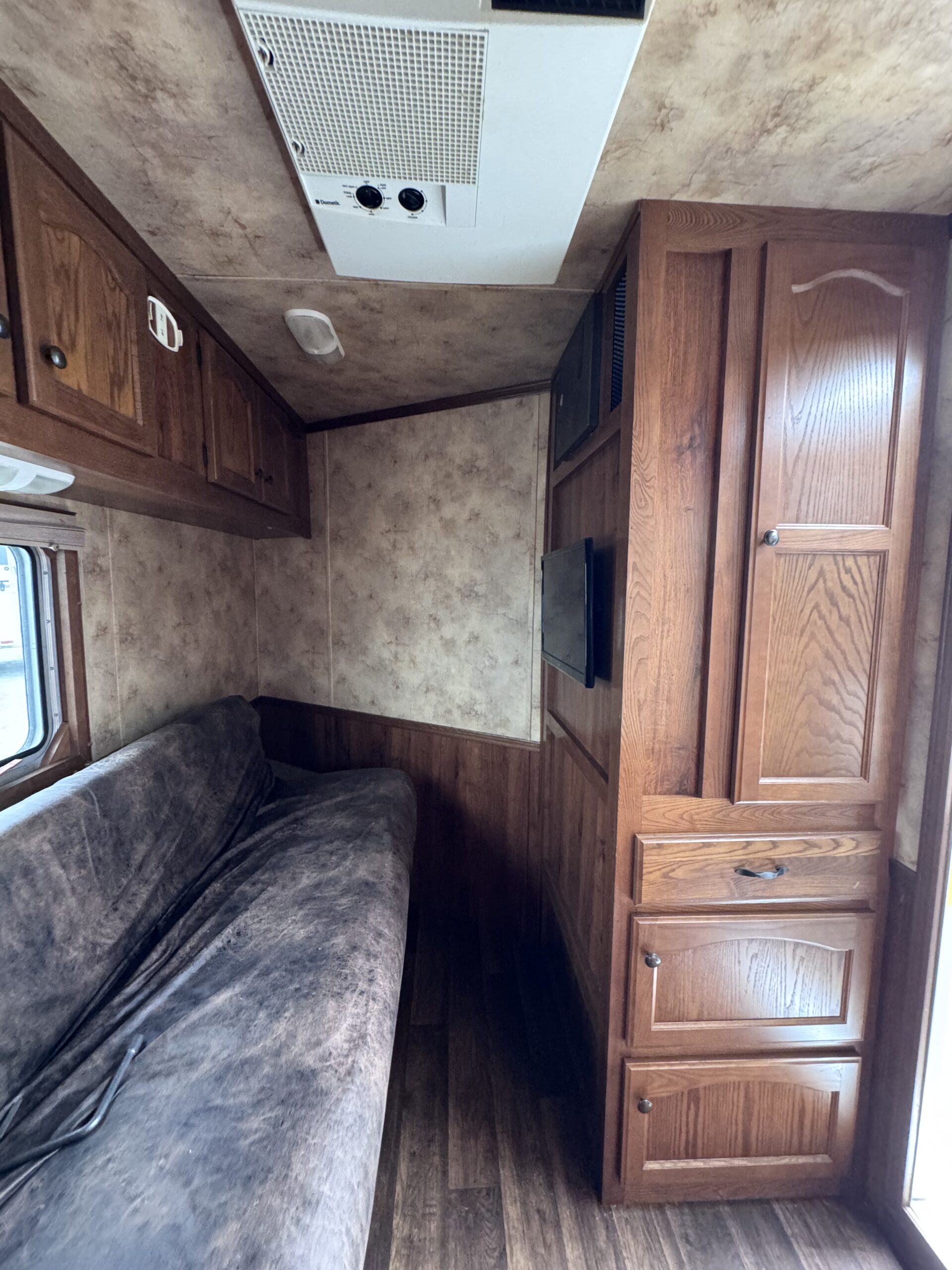 2014 LAKOTA 2 HORSE BUMPER PULL WITH LIVING QUARTERS $35,500
