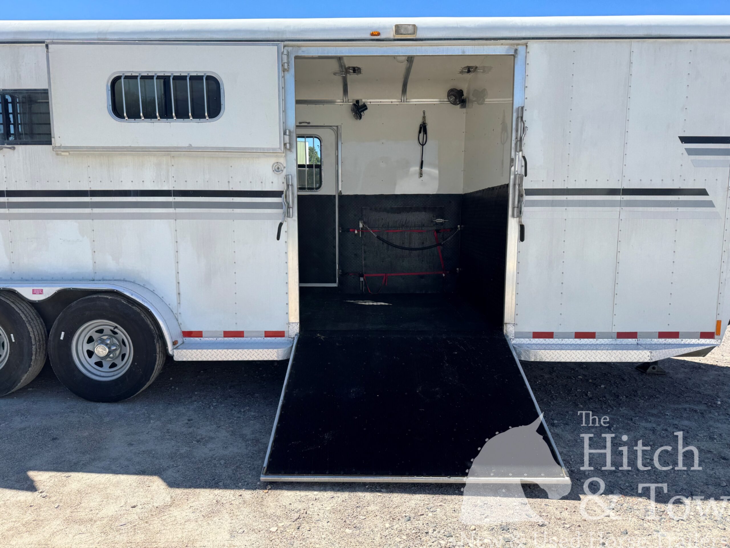 2009 GORE 2 HORSE GOOSENECK W/ SIDE RAMP, HYDRAULIC JACK, ETC! $19,900