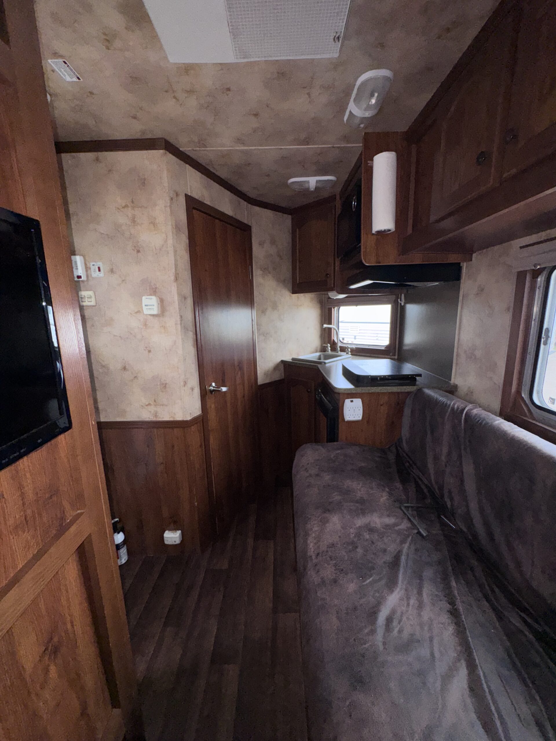 2014 LAKOTA 2 HORSE BUMPER PULL WITH LIVING QUARTERS $35,500