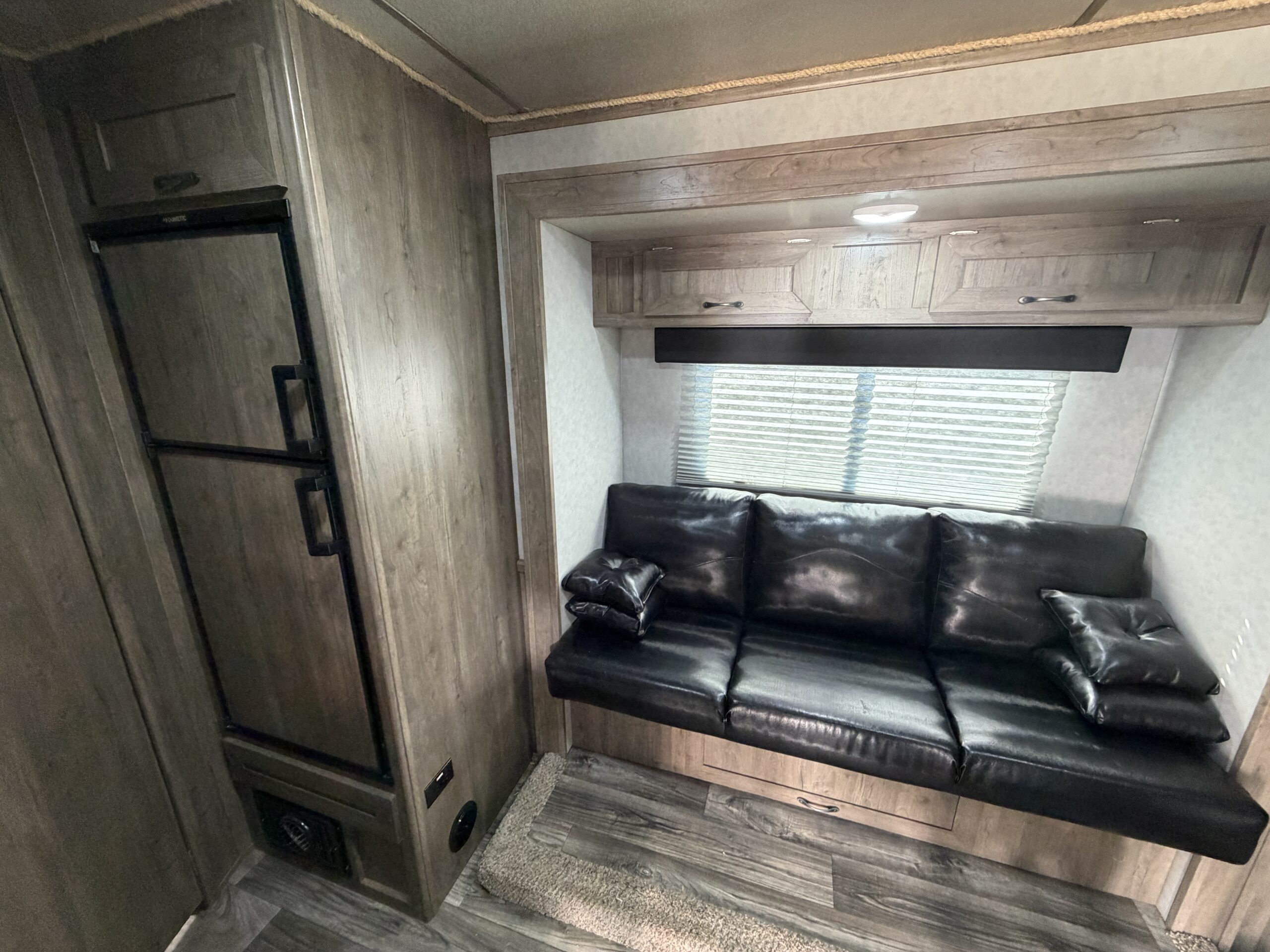 SLIGHTLY USED! 2025 DIXIE STAR 3 HORSE SLAT LOAD LIVING QUARTERS TRAILER! $44,000