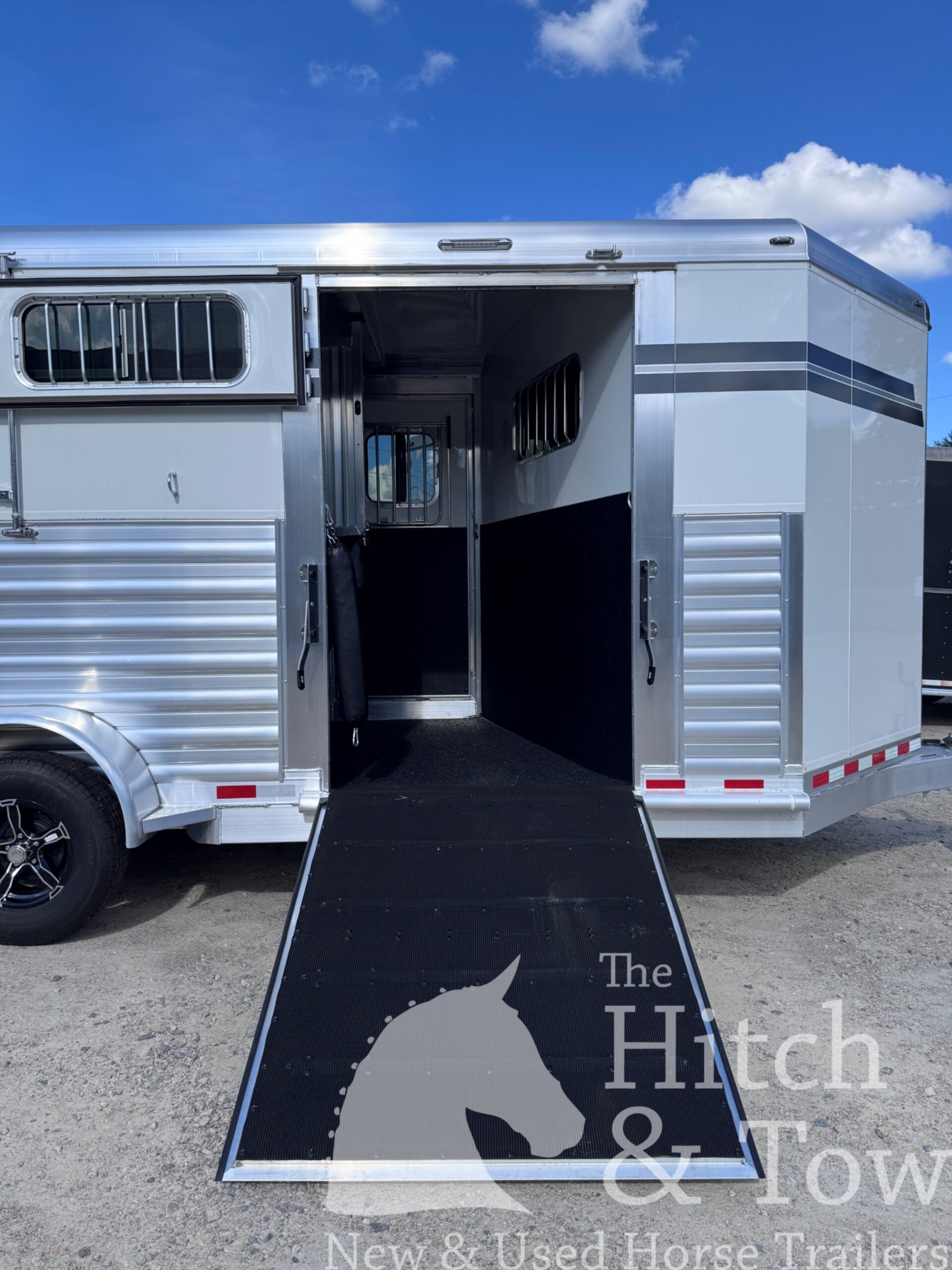 LIGHTLY USED~ 2026 4 STAR 2 HORSE STRAIGHT LOAD BUMPER PULL W/ SIDE RAMP! $42,900
