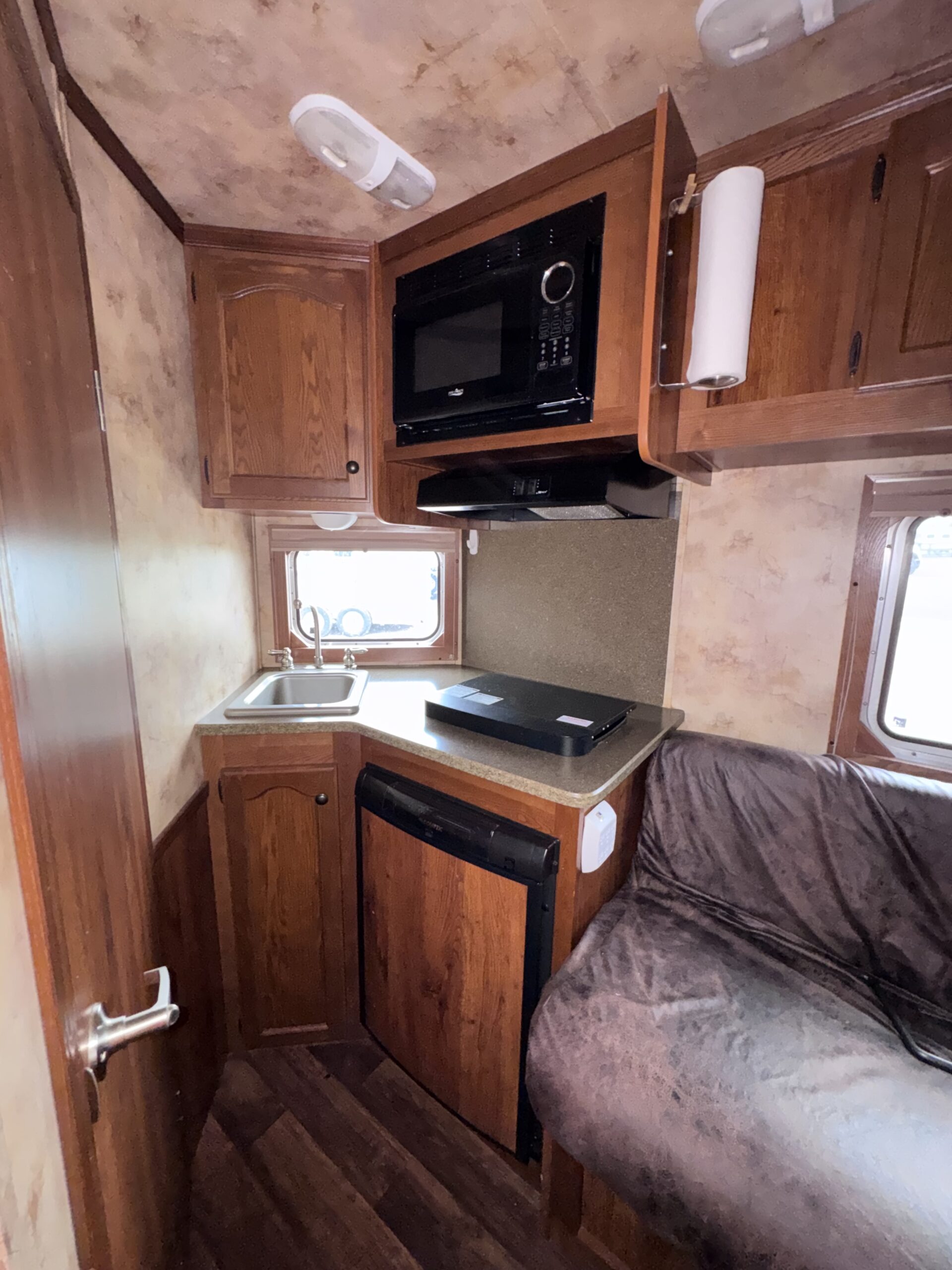 2014 LAKOTA 2 HORSE BUMPER PULL WITH LIVING QUARTERS $35,500