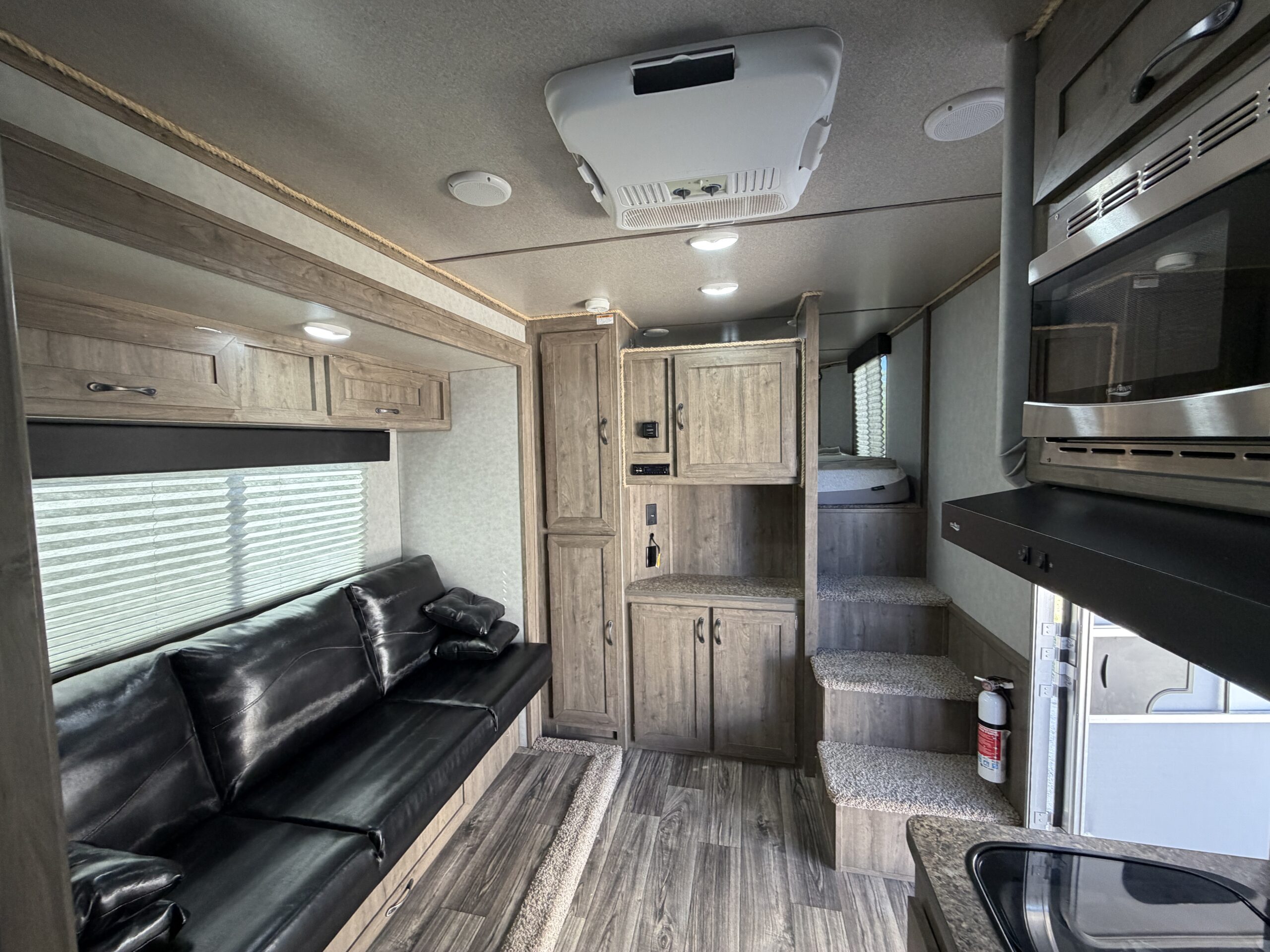 SLIGHTLY USED! 2025 DIXIE STAR 3 HORSE SLAT LOAD LIVING QUARTERS TRAILER! $44,000