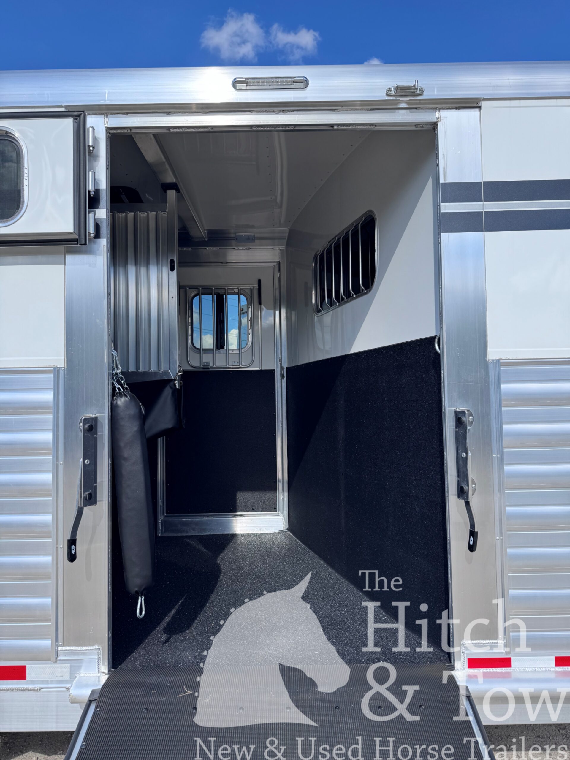 LIGHTLY USED~ 2026 4 STAR 2 HORSE STRAIGHT LOAD BUMPER PULL W/ SIDE RAMP! $42,900