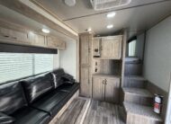 SLIGHTLY USED! 2025 DIXIE STAR 3 HORSE SLAT LOAD LIVING QUARTERS TRAILER! $44,000