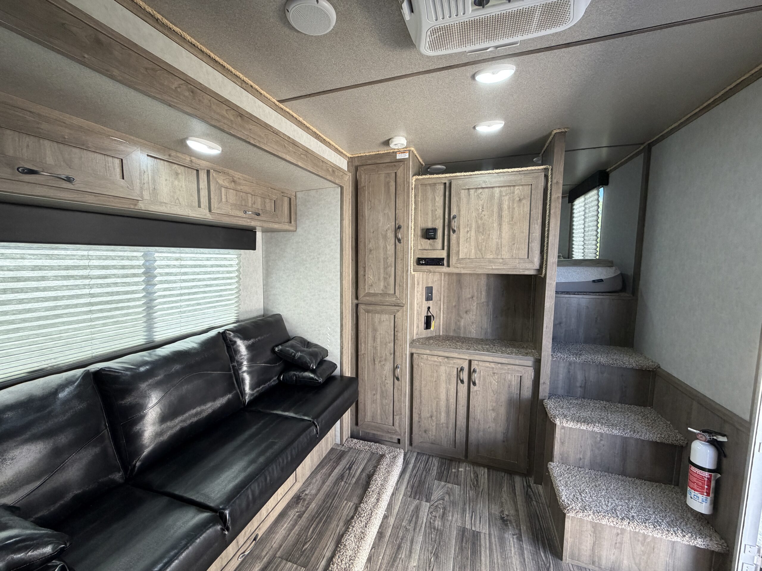 SLIGHTLY USED! 2025 DIXIE STAR 3 HORSE SLAT LOAD LIVING QUARTERS TRAILER! $44,000