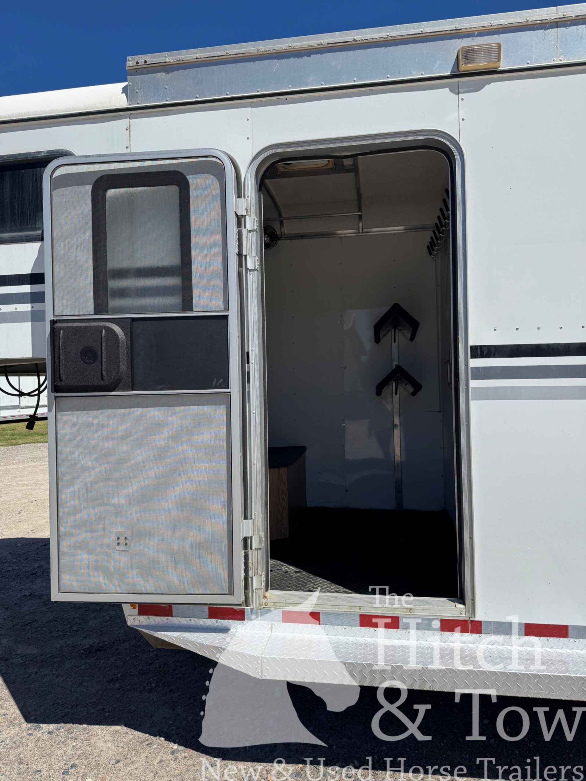 2009 GORE 2 HORSE GOOSENECK W/ SIDE RAMP, HYDRAULIC JACK, ETC! $19,900