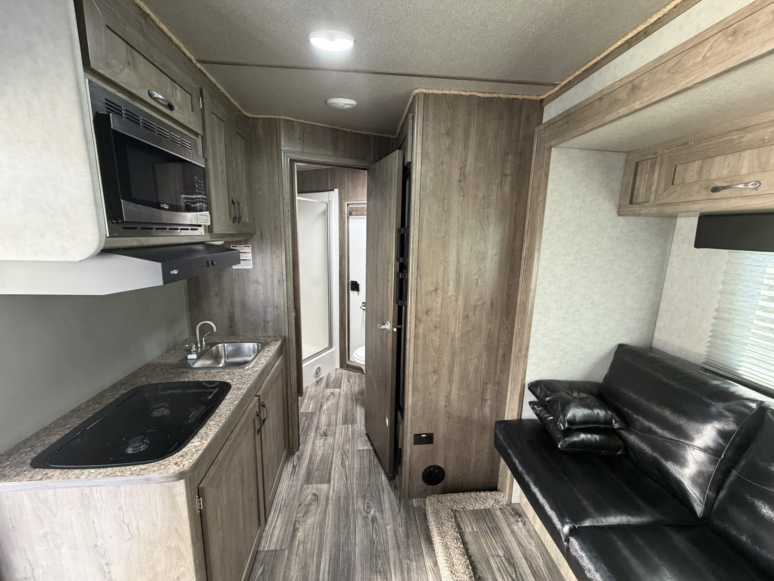 SLIGHTLY USED! 2025 DIXIE STAR 3 HORSE SLAT LOAD LIVING QUARTERS TRAILER! $44,000