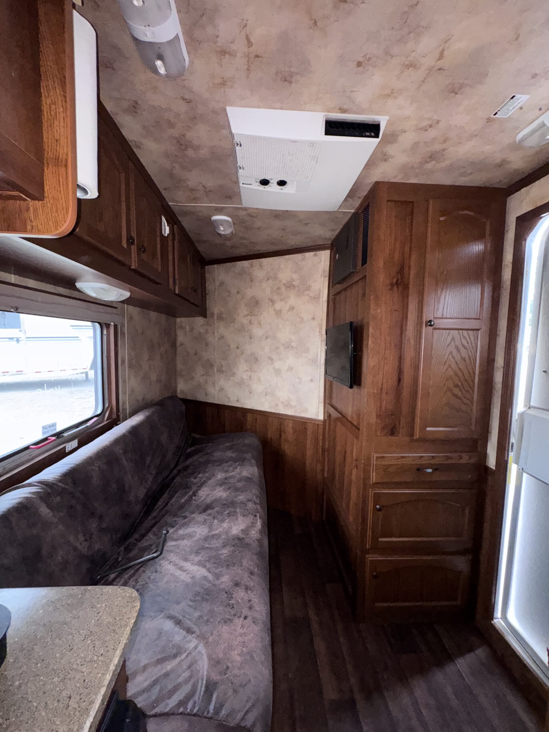 2014 LAKOTA 2 HORSE BUMPER PULL WITH LIVING QUARTERS $35,500
