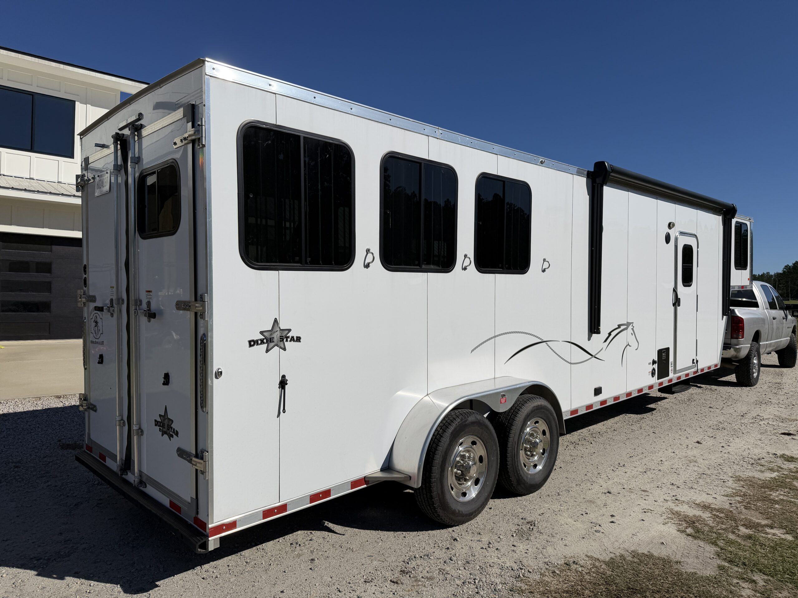 SLIGHTLY USED! 2025 DIXIE STAR 3 HORSE SLAT LOAD LIVING QUARTERS TRAILER! $44,000