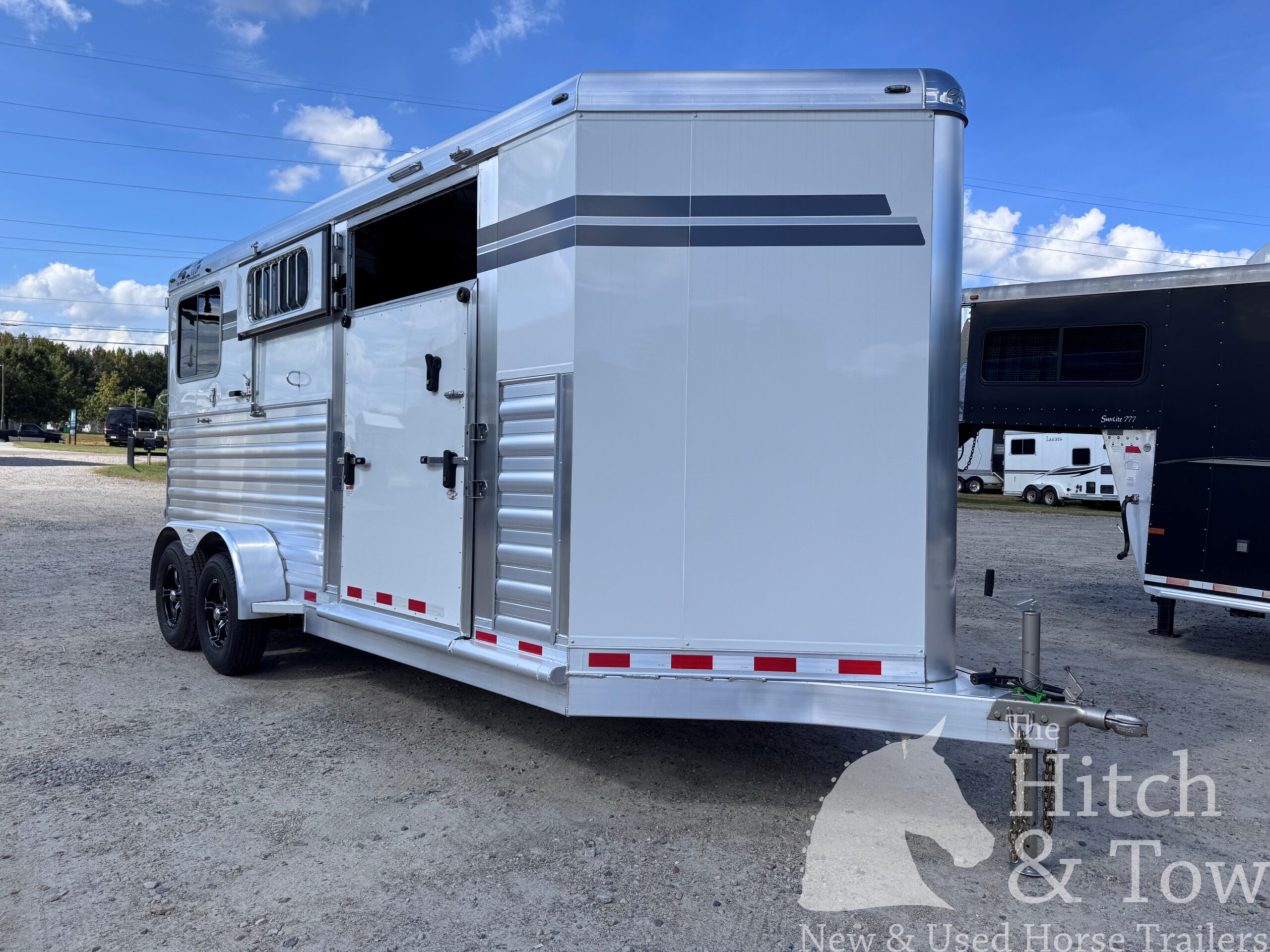 LIGHTLY USED~ 2026 4 STAR 2 HORSE STRAIGHT LOAD BUMPER PULL W/ SIDE RAMP! $42,900