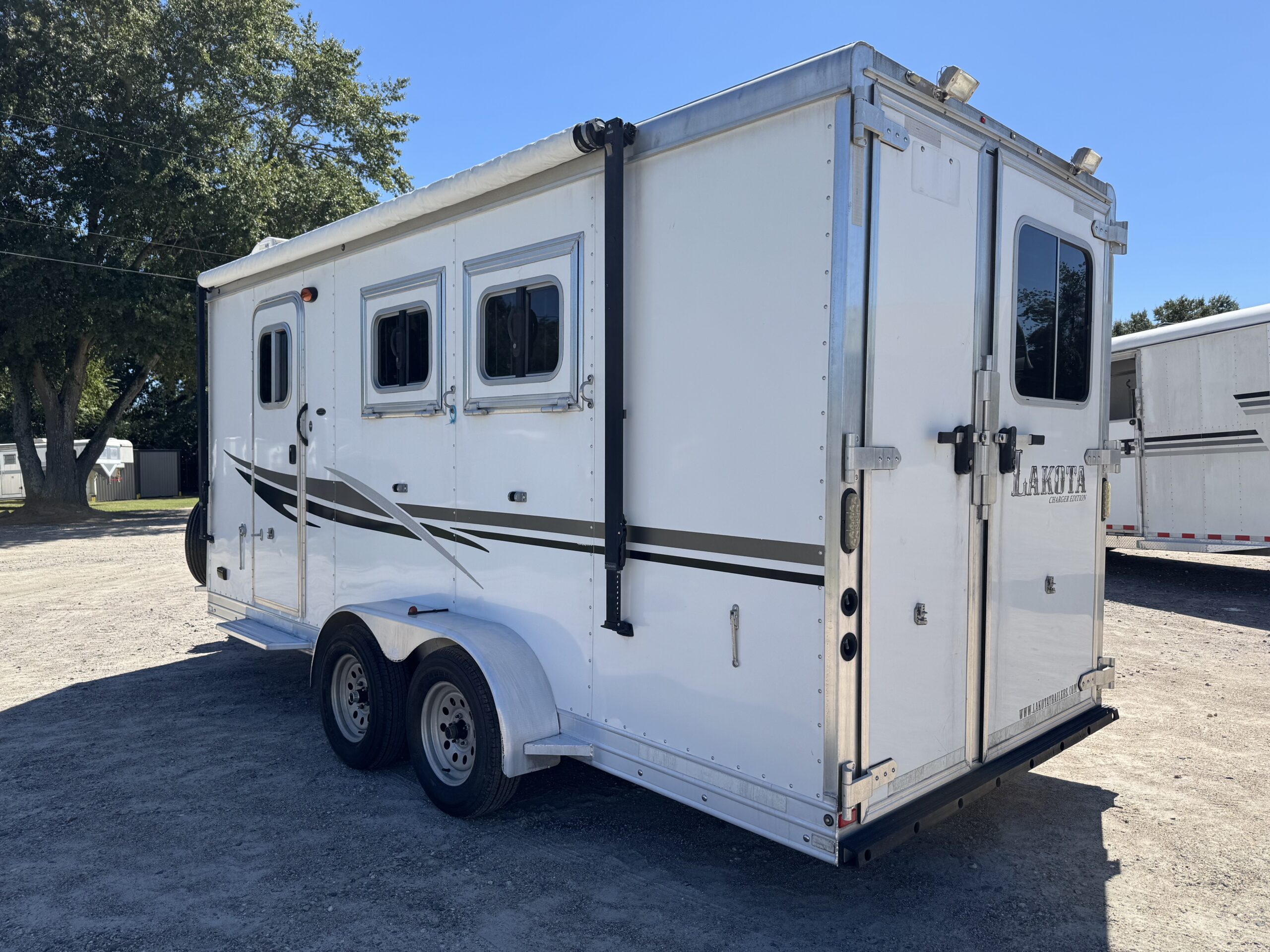 2014 LAKOTA 2 HORSE BUMPER PULL WITH LIVING QUARTERS $35,500