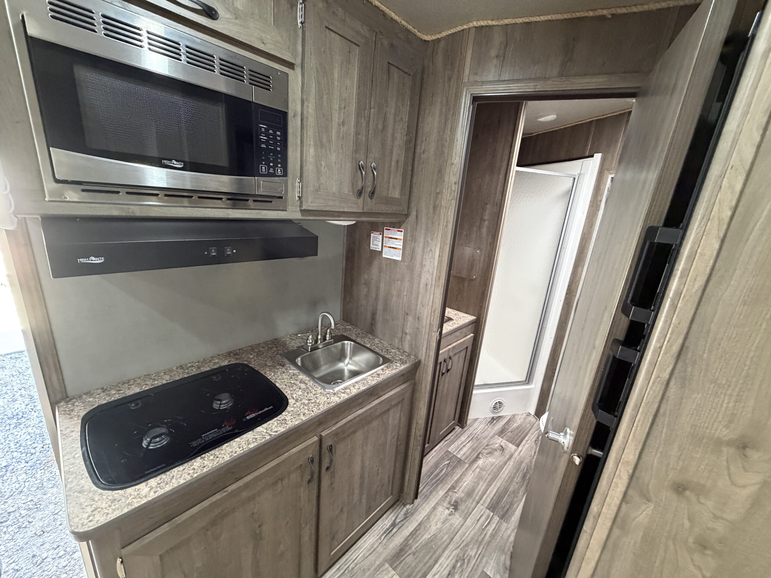 SLIGHTLY USED! 2025 DIXIE STAR 3 HORSE SLAT LOAD LIVING QUARTERS TRAILER! $44,000