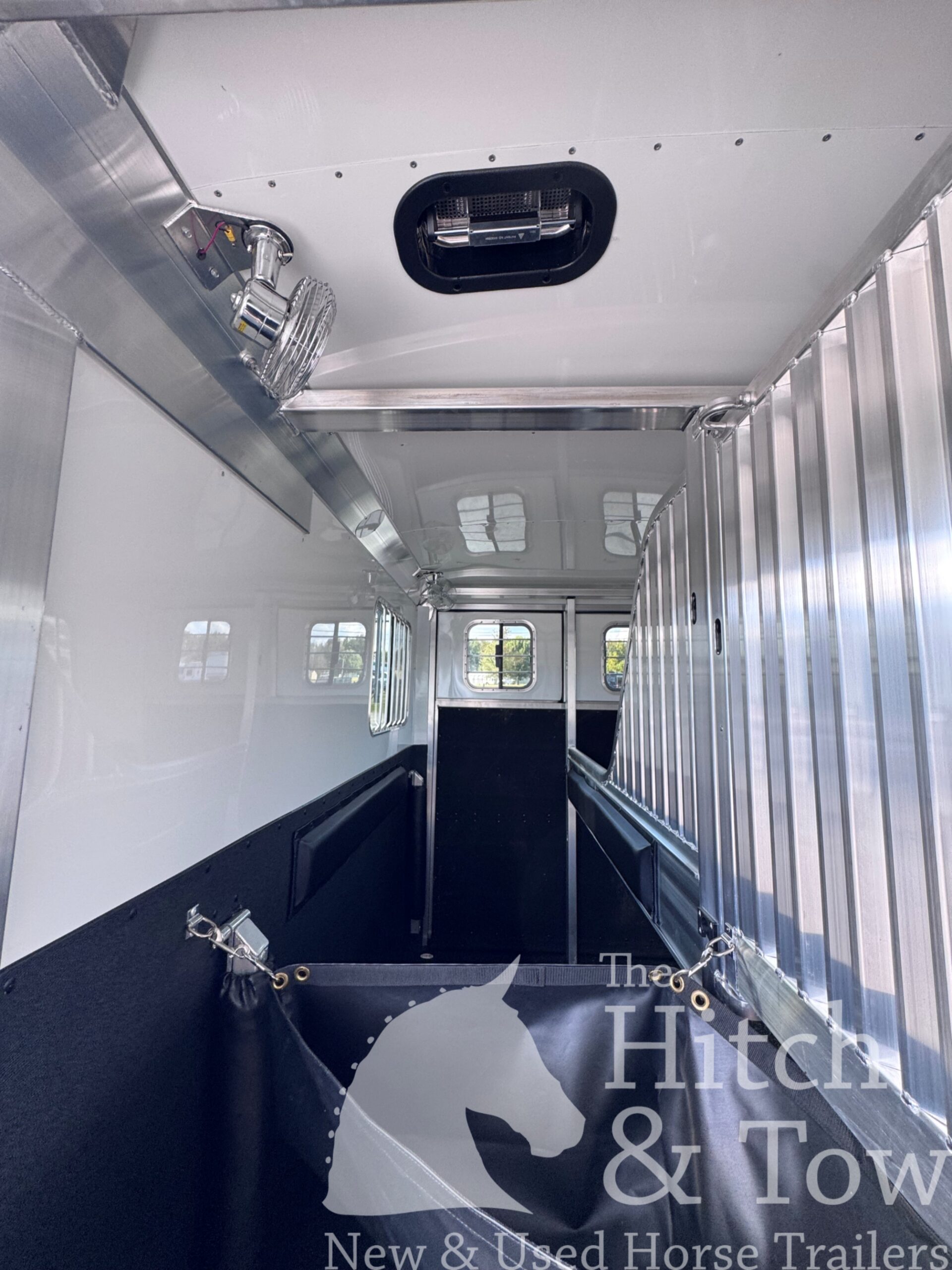LIGHTLY USED~ 2026 4 STAR 2 HORSE STRAIGHT LOAD BUMPER PULL W/ SIDE RAMP! $42,900