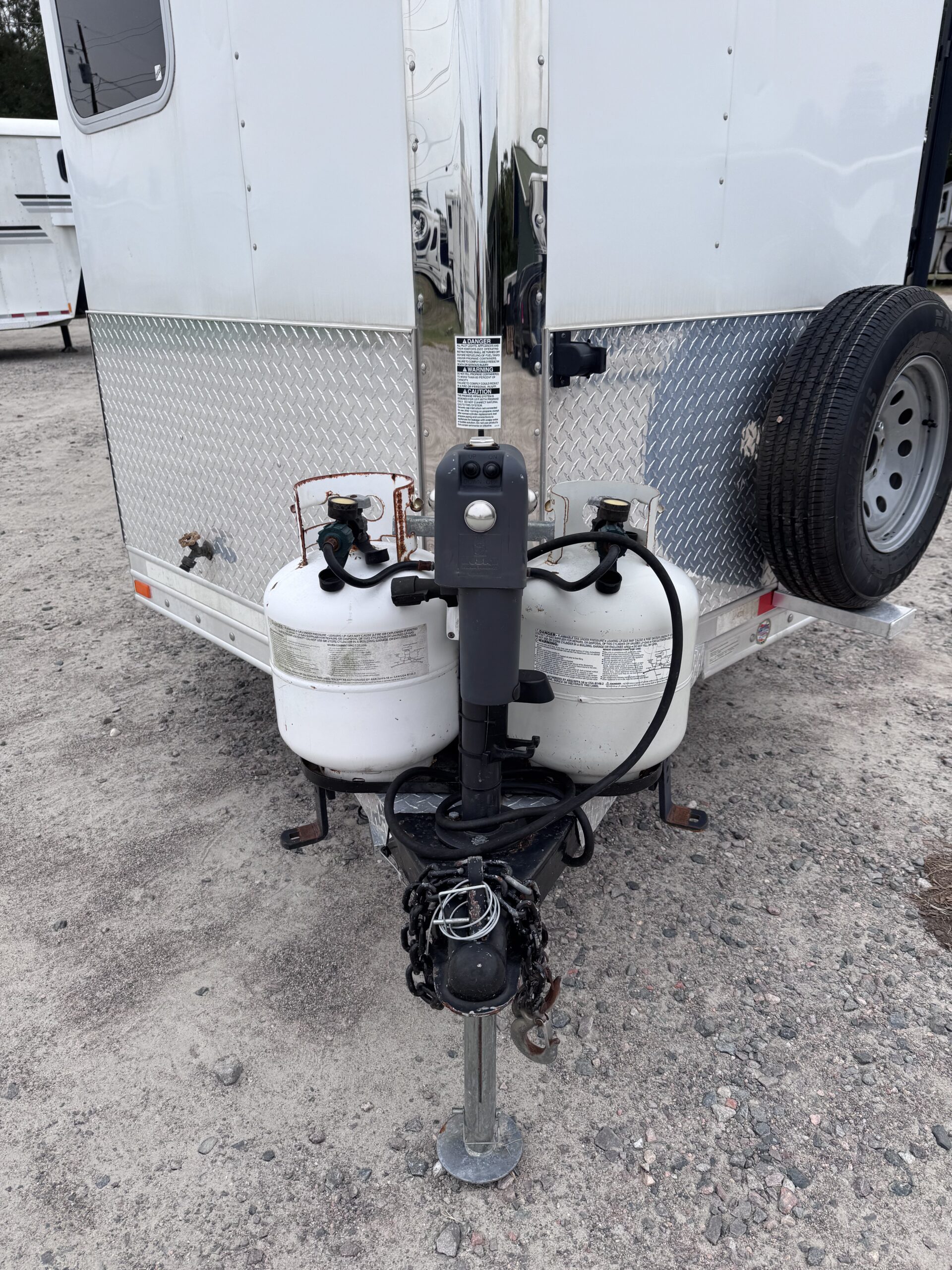 2014 LAKOTA 2 HORSE BUMPER PULL WITH LIVING QUARTERS $35,500