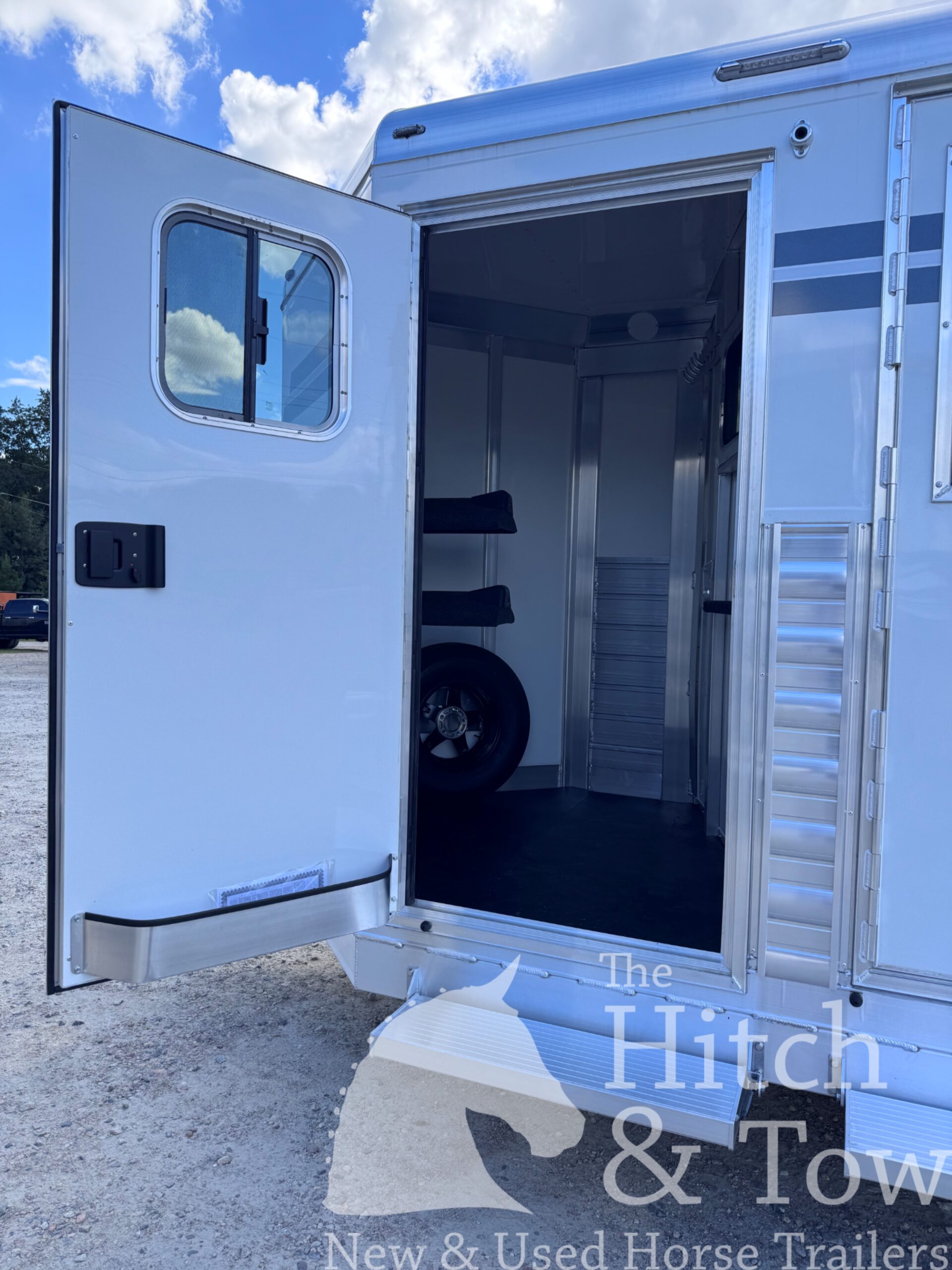 LIGHTLY USED~ 2026 4 STAR 2 HORSE STRAIGHT LOAD BUMPER PULL W/ SIDE RAMP! $42,900