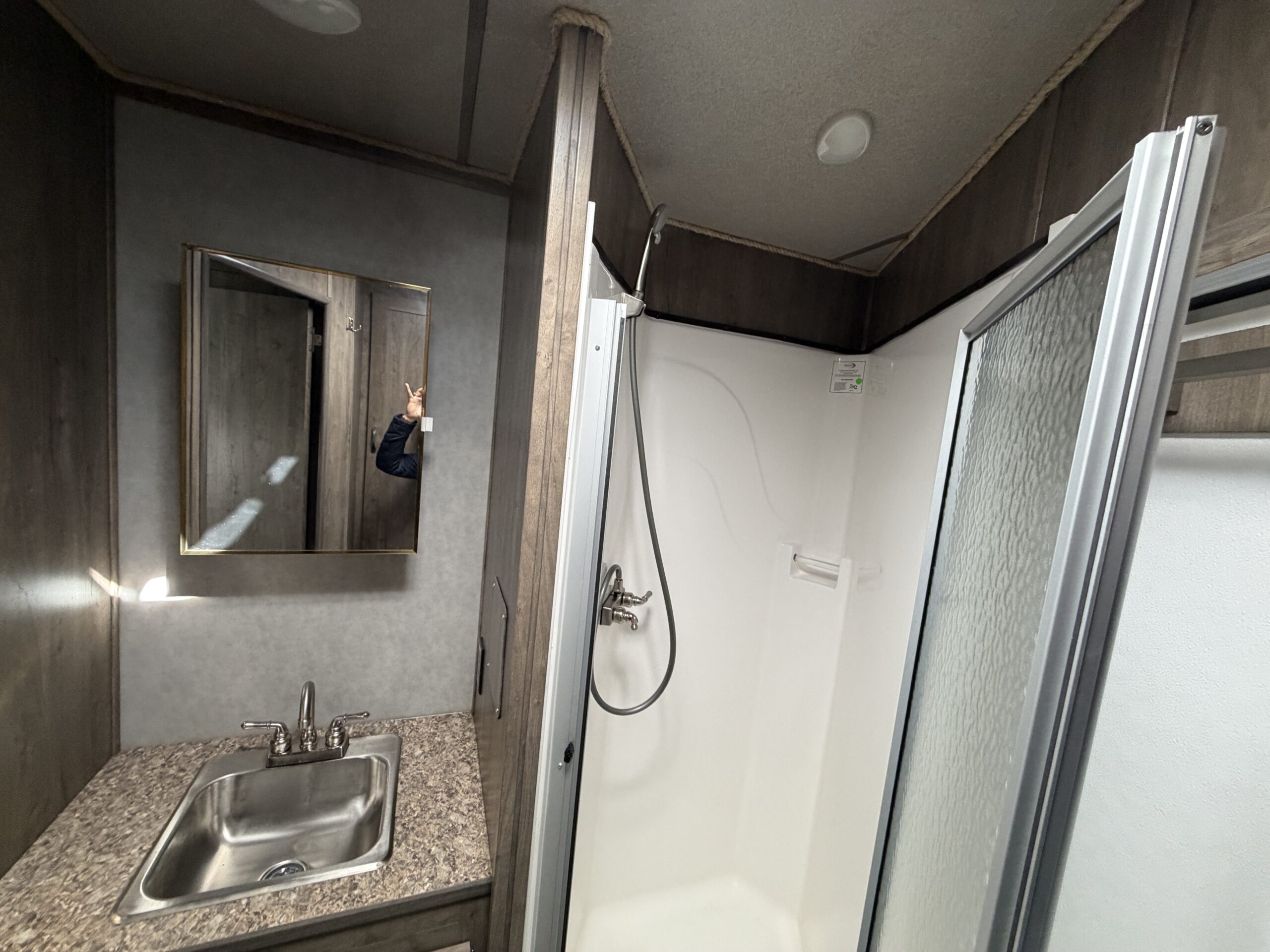 SLIGHTLY USED! 2025 DIXIE STAR 3 HORSE SLAT LOAD LIVING QUARTERS TRAILER! $44,000