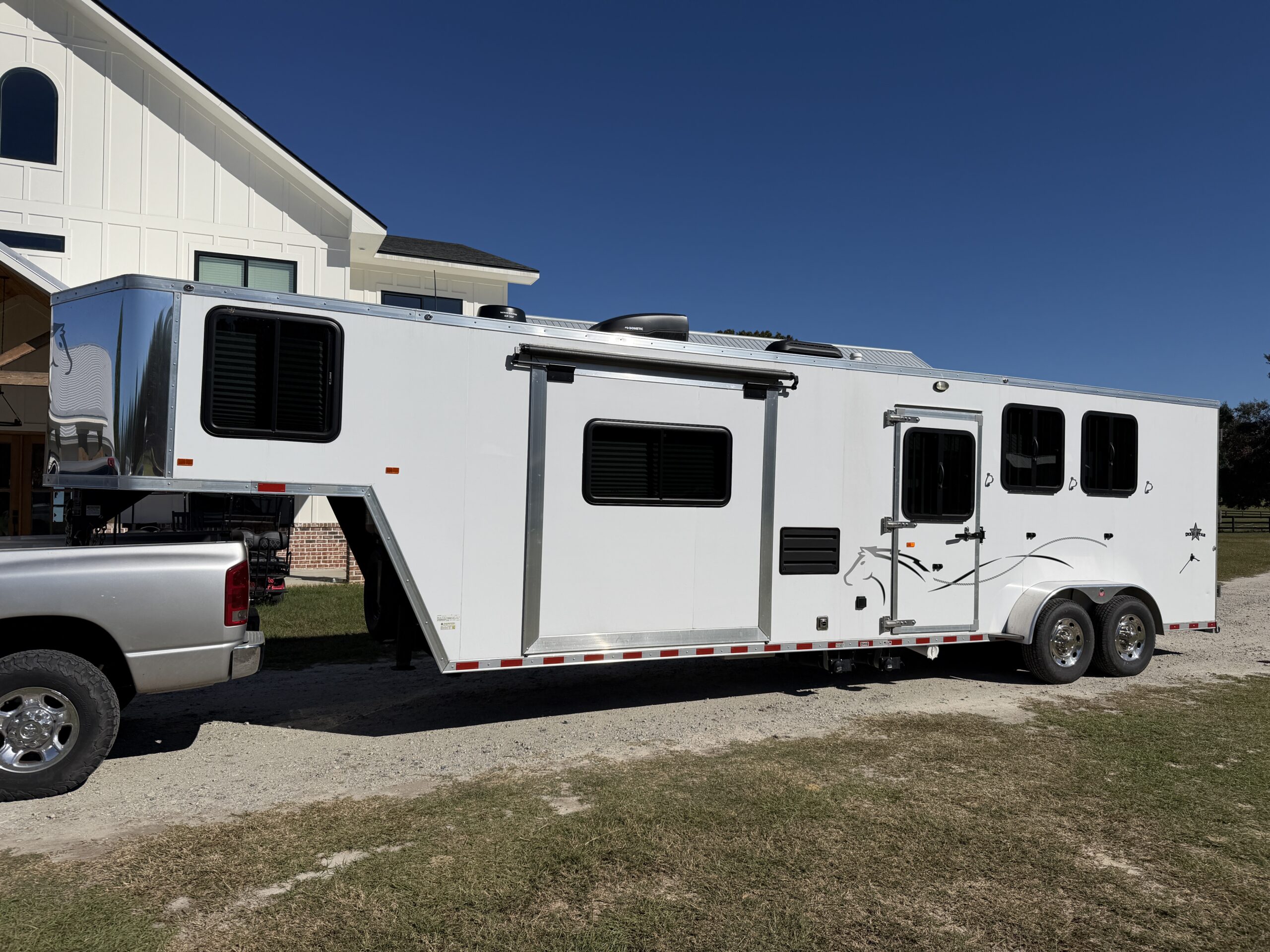 SLIGHTLY USED! 2025 DIXIE STAR 3 HORSE SLAT LOAD LIVING QUARTERS TRAILER! $44,000