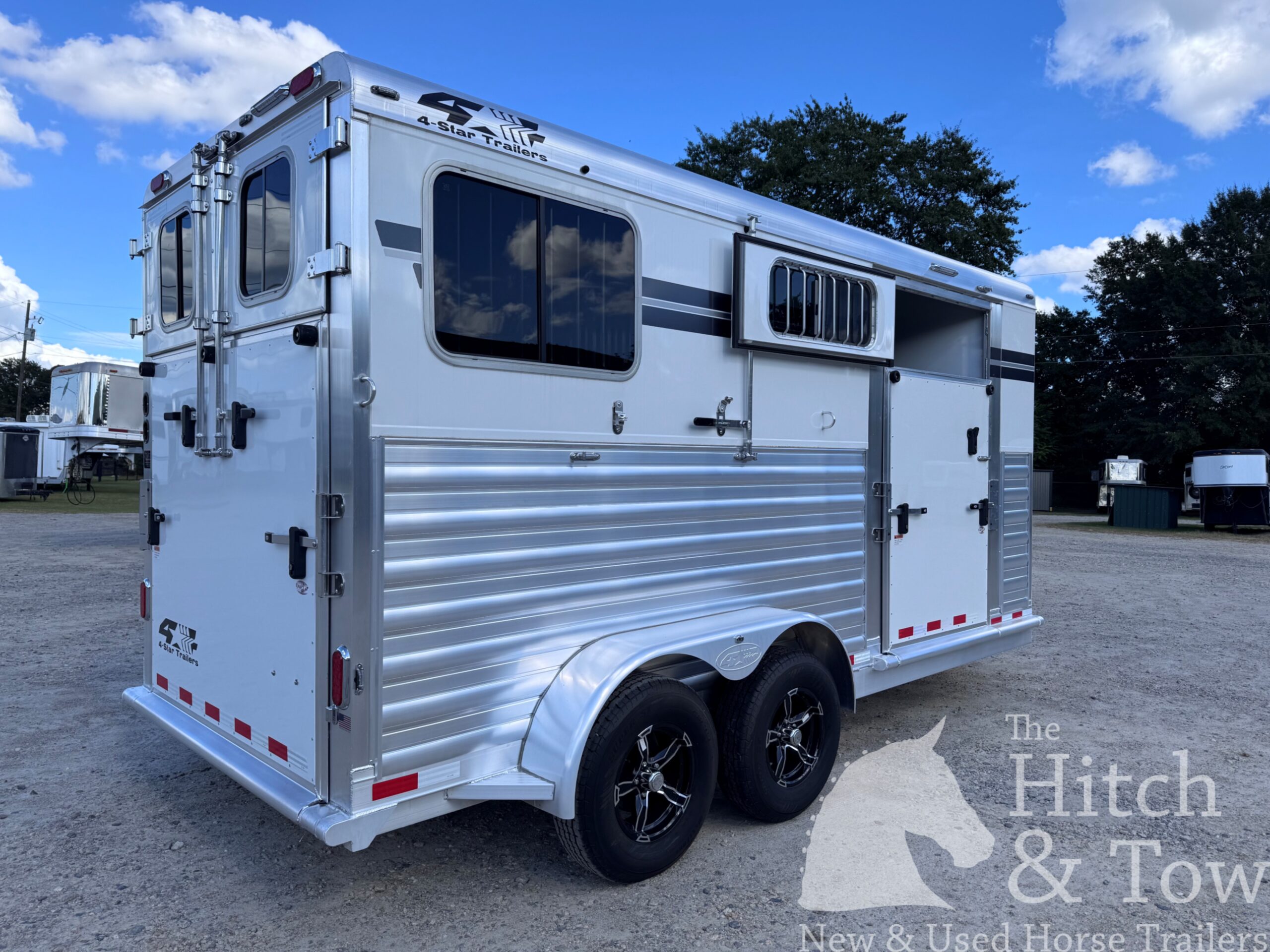 LIGHTLY USED~ 2026 4 STAR 2 HORSE STRAIGHT LOAD BUMPER PULL W/ SIDE RAMP! $42,900