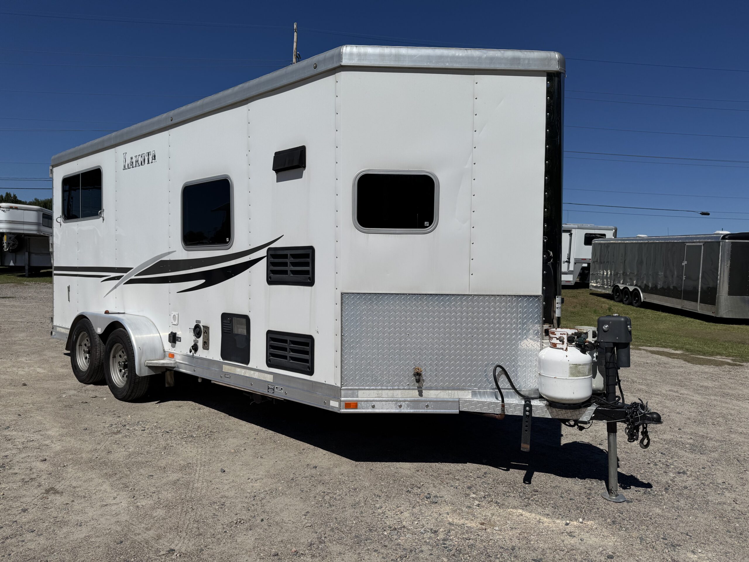 2014 LAKOTA 2 HORSE BUMPER PULL WITH LIVING QUARTERS $35,500