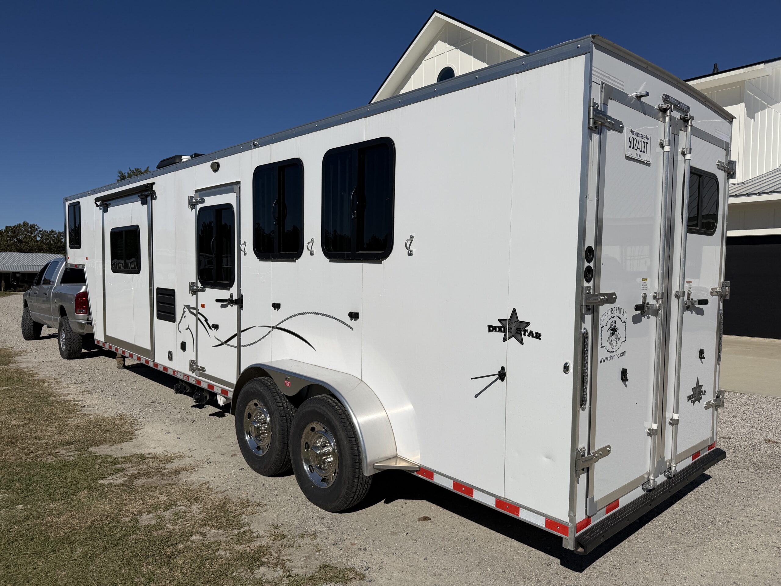 SLIGHTLY USED! 2025 DIXIE STAR 3 HORSE SLAT LOAD LIVING QUARTERS TRAILER! $44,000