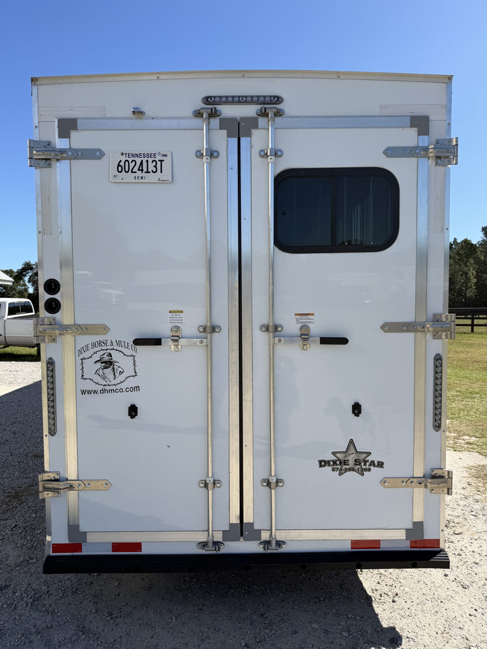 SLIGHTLY USED! 2025 DIXIE STAR 3 HORSE SLAT LOAD LIVING QUARTERS TRAILER! $44,000
