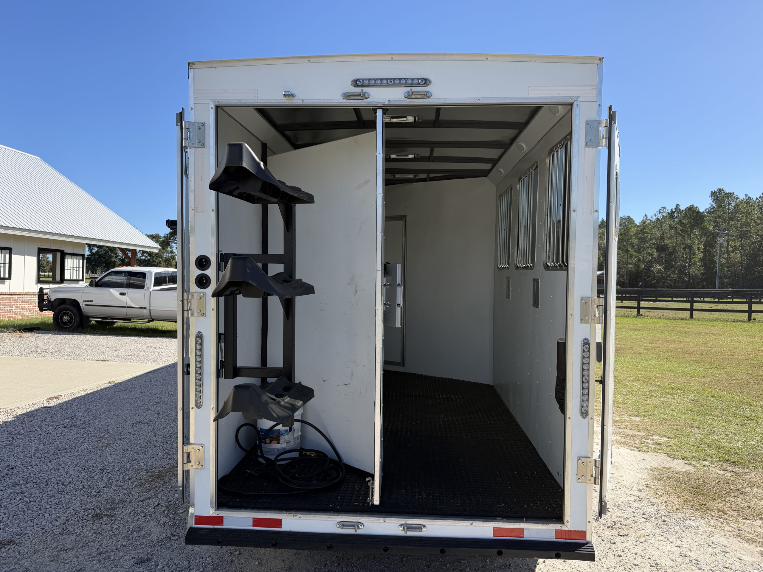 SLIGHTLY USED! 2025 DIXIE STAR 3 HORSE SLAT LOAD LIVING QUARTERS TRAILER! $44,000