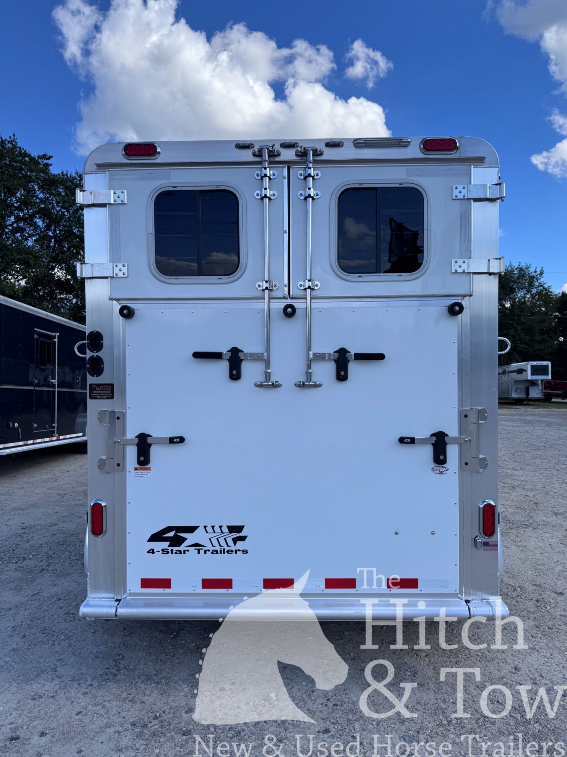 LIGHTLY USED~ 2026 4 STAR 2 HORSE STRAIGHT LOAD BUMPER PULL W/ SIDE RAMP! $42,900