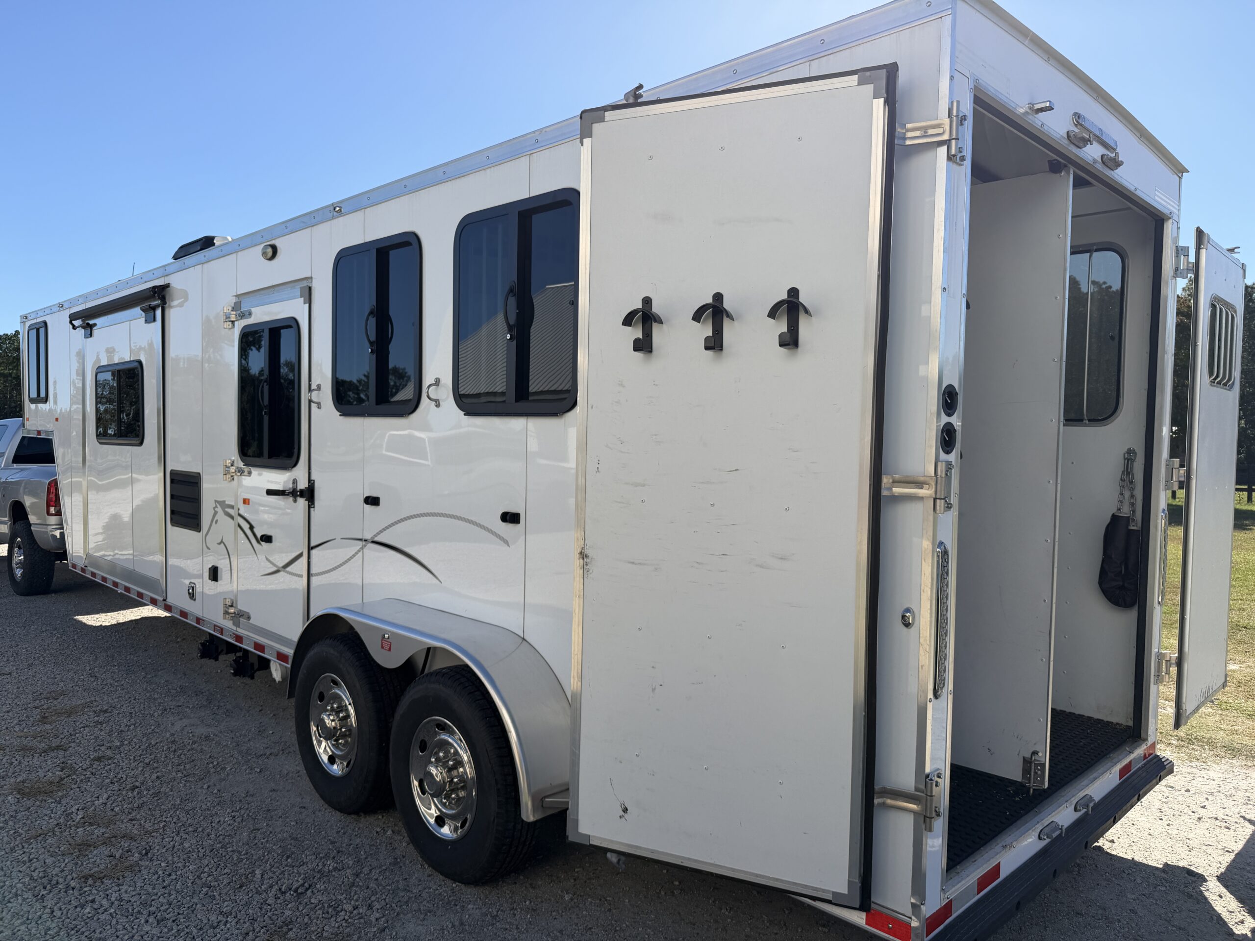 SLIGHTLY USED! 2025 DIXIE STAR 3 HORSE SLAT LOAD LIVING QUARTERS TRAILER! $44,000