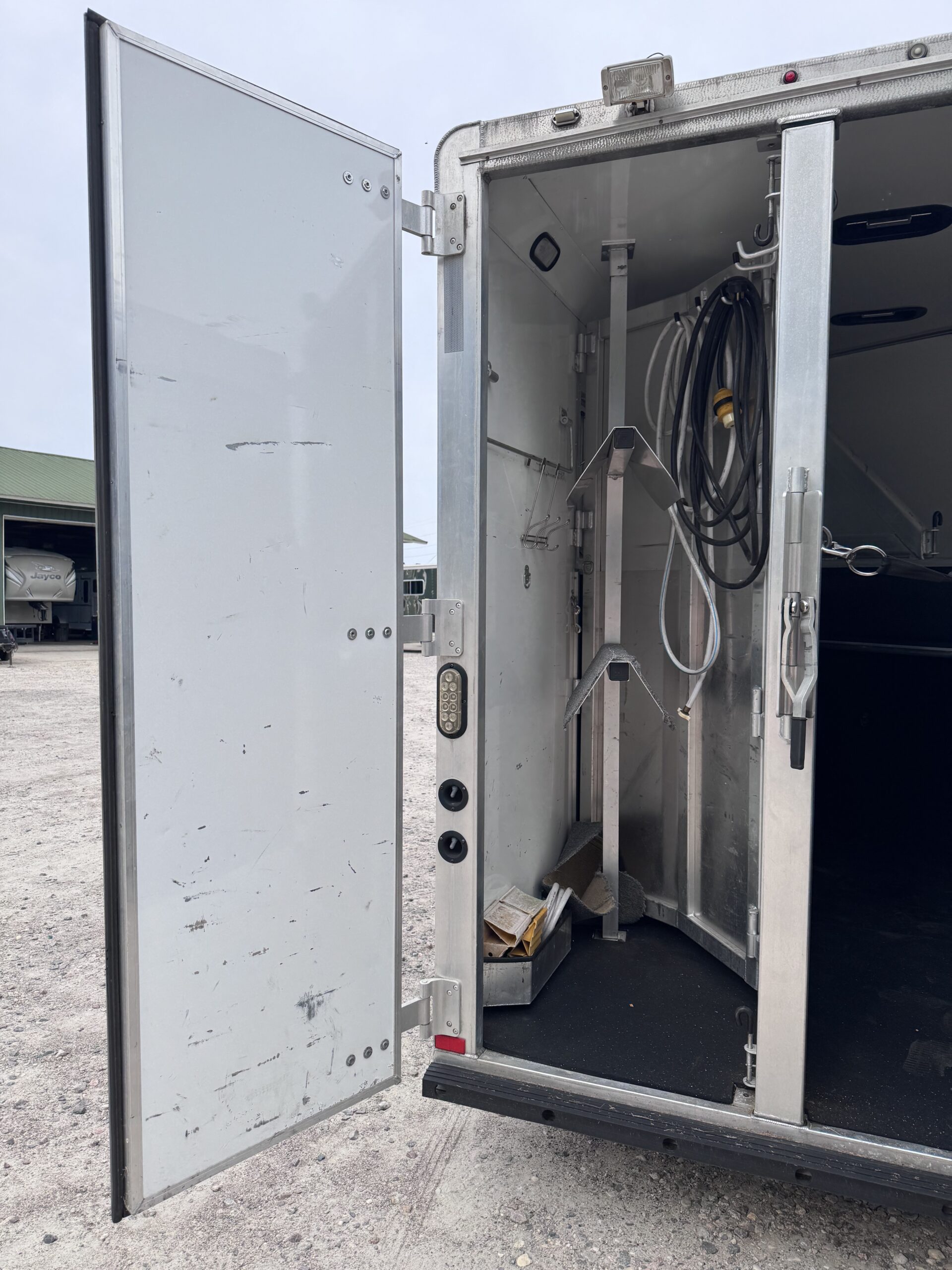 2014 LAKOTA 2 HORSE BUMPER PULL WITH LIVING QUARTERS $35,500
