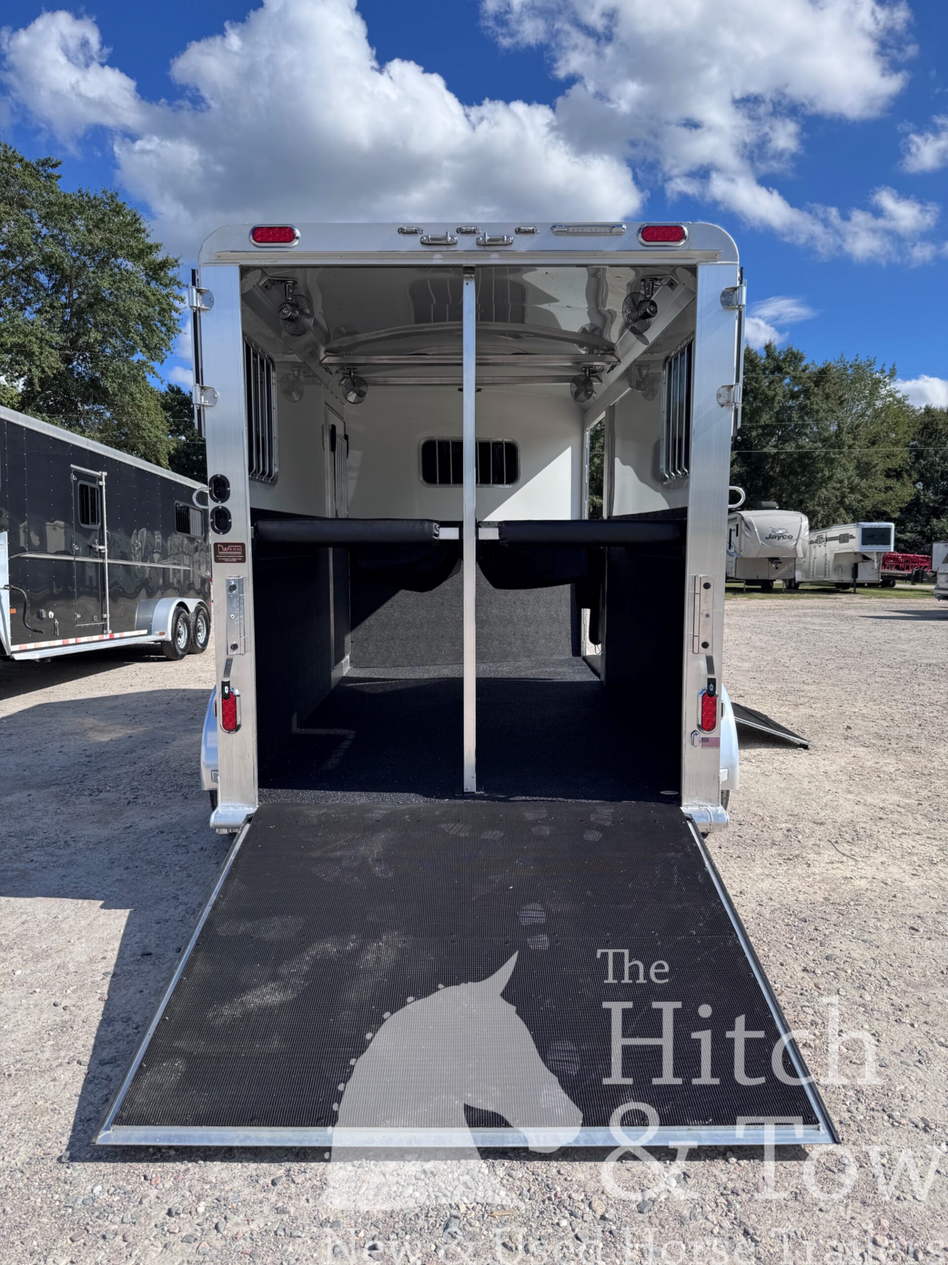 LIGHTLY USED~ 2026 4 STAR 2 HORSE STRAIGHT LOAD BUMPER PULL W/ SIDE RAMP! $42,900