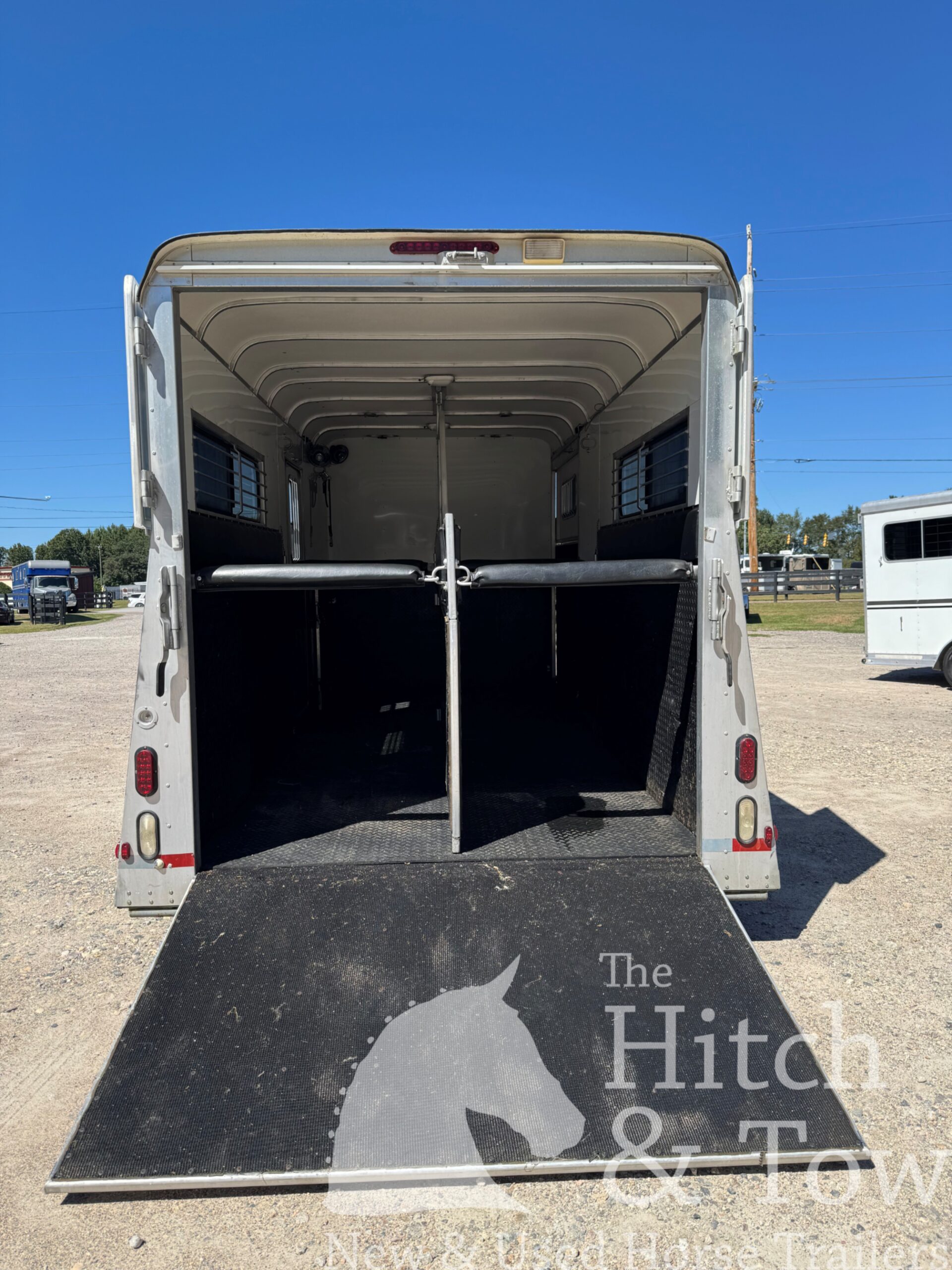 2009 GORE 2 HORSE GOOSENECK W/ SIDE RAMP, HYDRAULIC JACK, ETC! $19,900