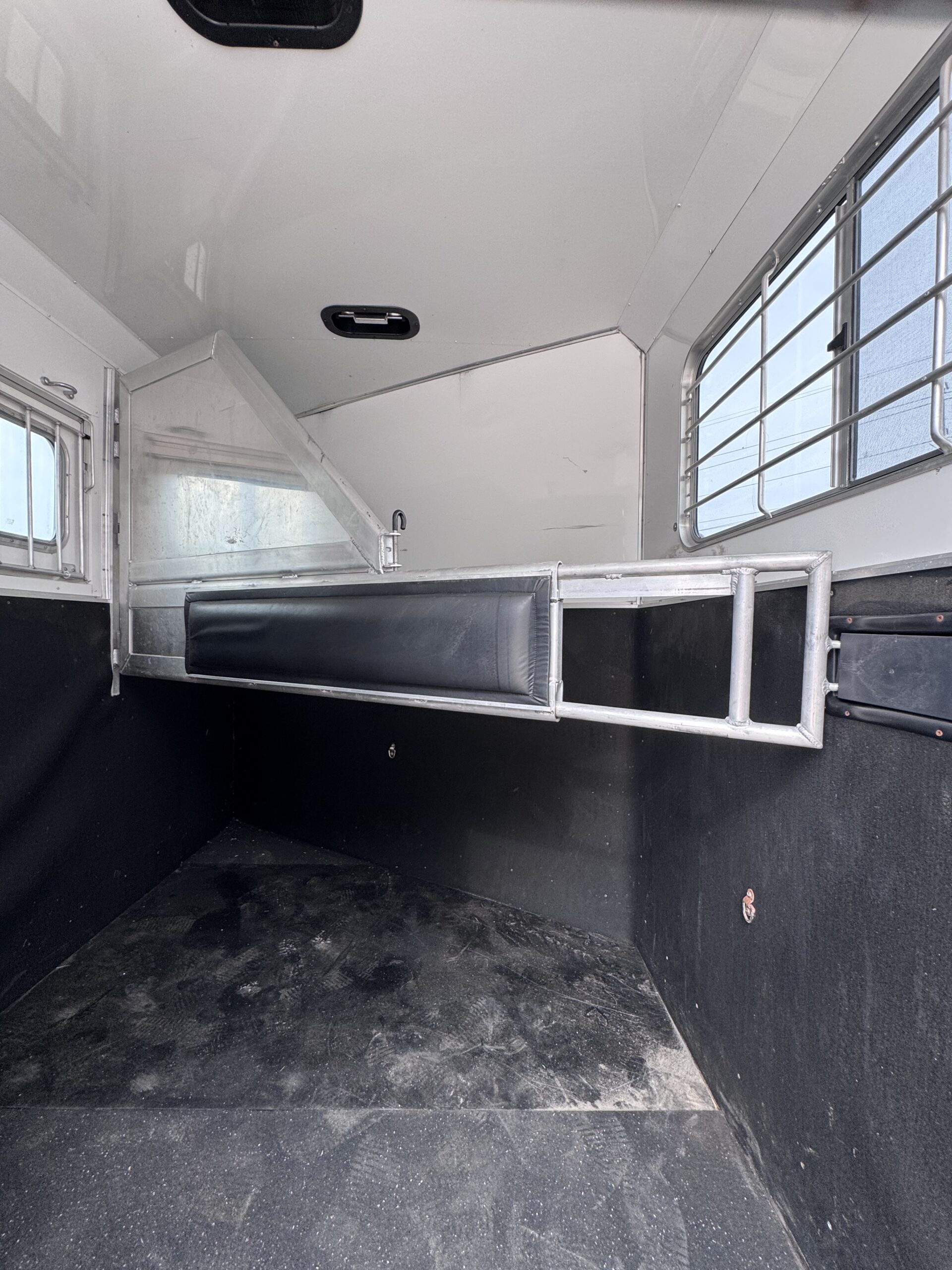 2014 LAKOTA 2 HORSE BUMPER PULL WITH LIVING QUARTERS $35,500