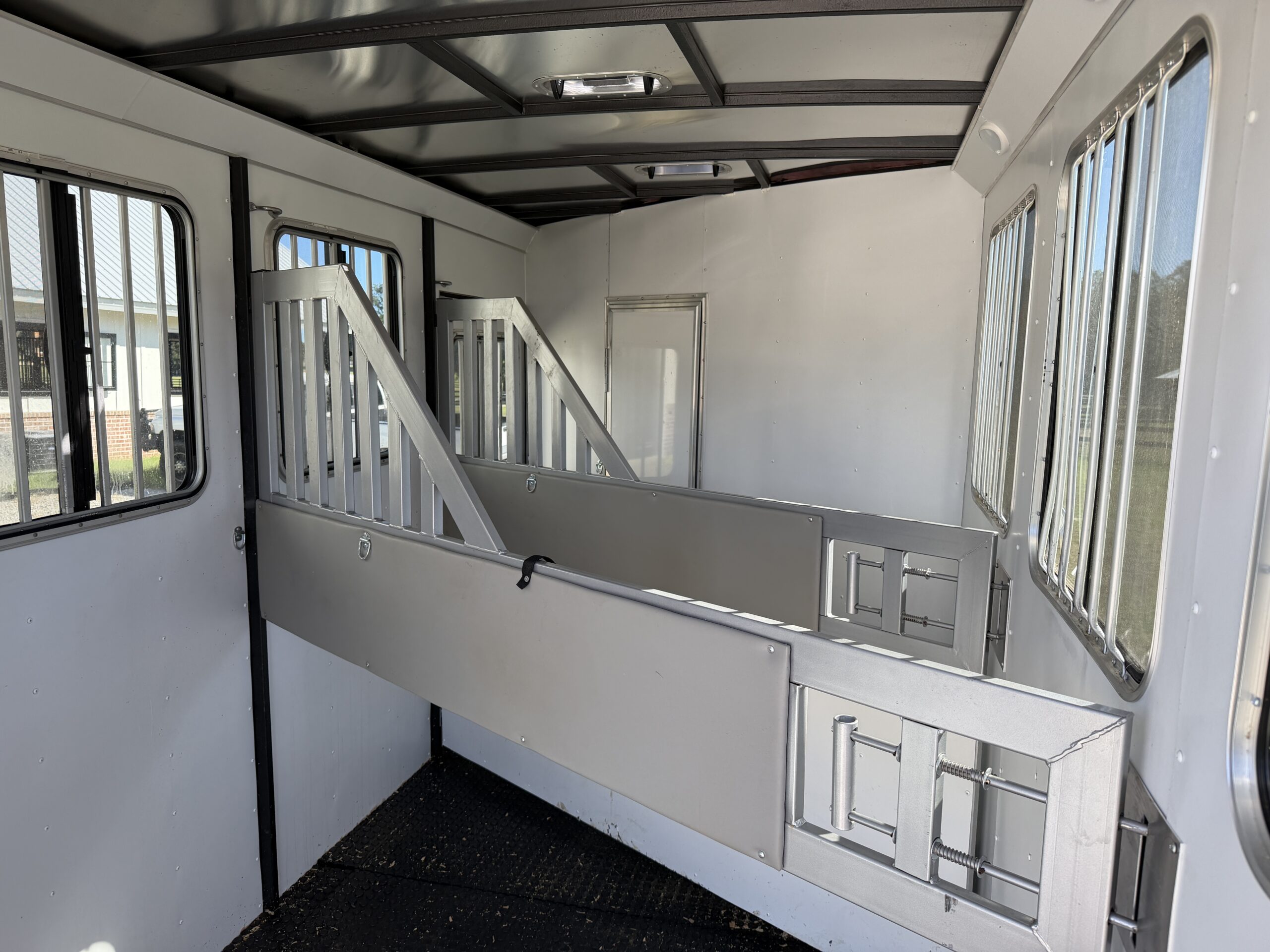 SLIGHTLY USED! 2025 DIXIE STAR 3 HORSE SLAT LOAD LIVING QUARTERS TRAILER! $44,000